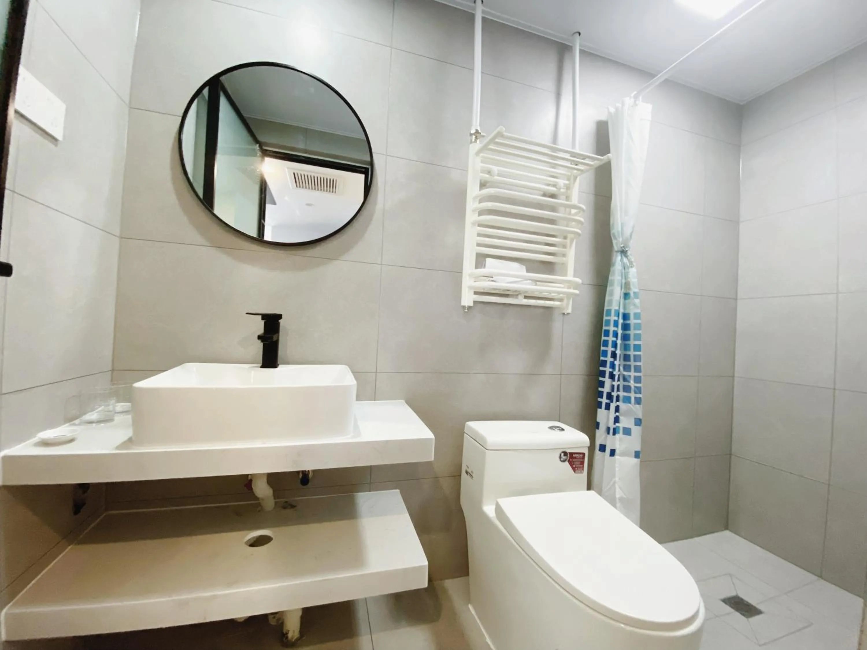 Toilet in Beijing RJ Brown city center hotel Forbidden City &Tian'anmen Square ,Near Subway line 8, 3min walk to Temple of Heaven, English Speaking reception , Laundry service ,Free wifi ,Oneday tour to Greatwall