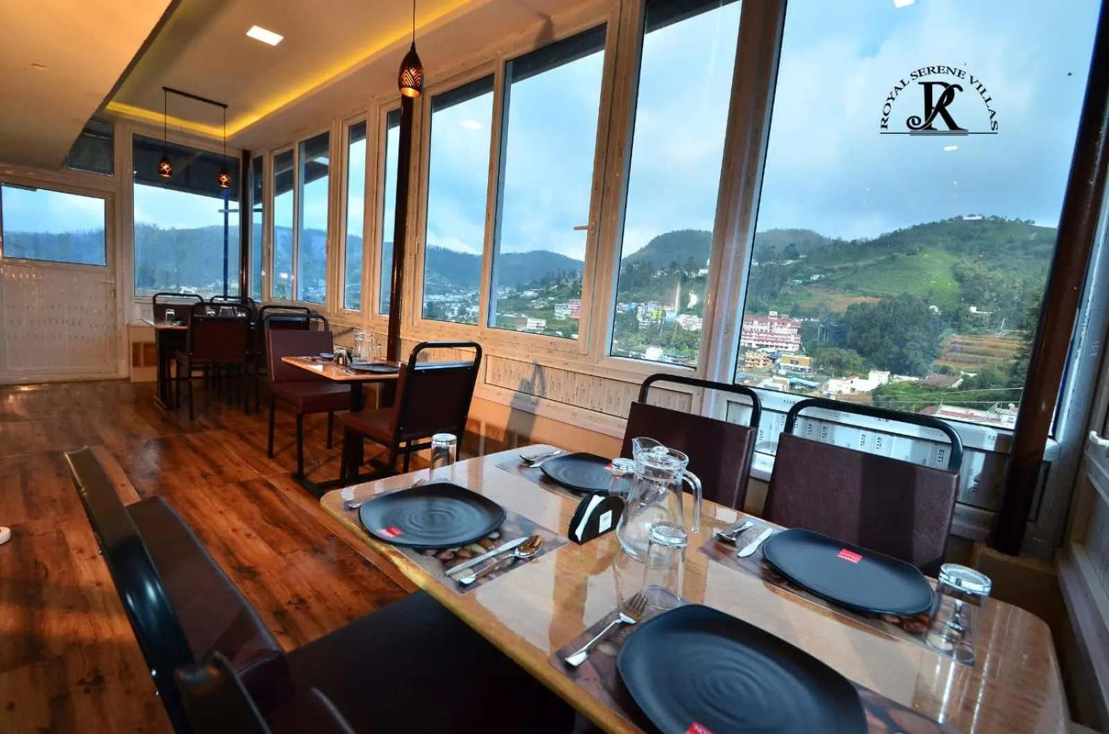 Restaurant/places to eat in Royal Serene Villas