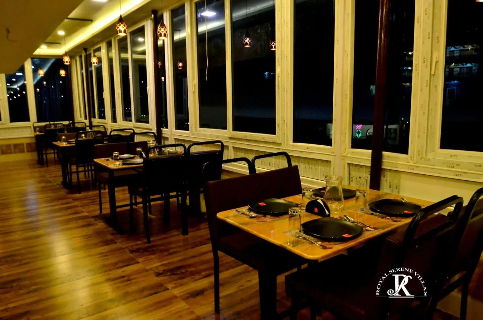 Restaurant/places to eat in Royal Serene Villas