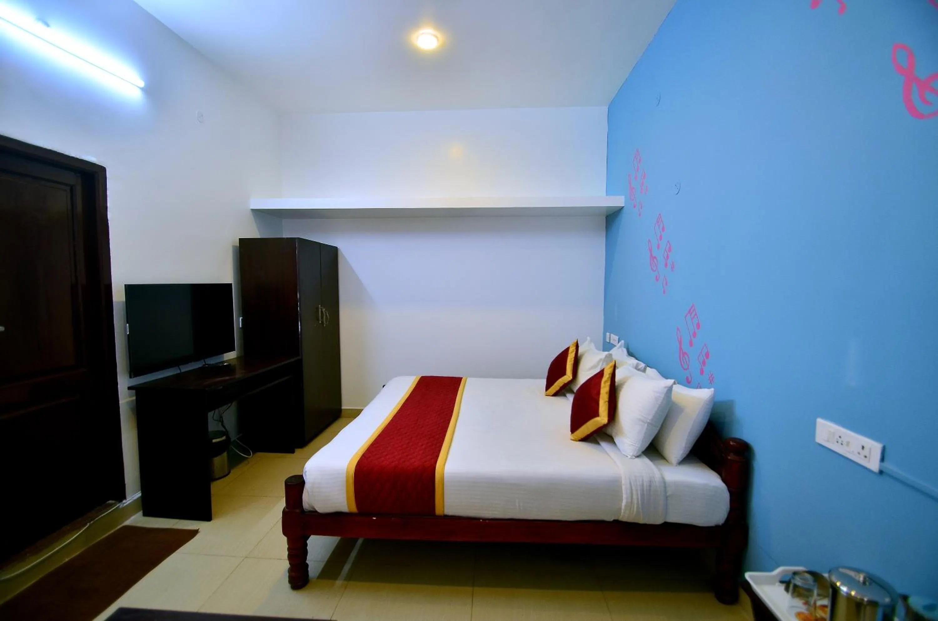 wardrobe, Bed in Royal Serene Villas