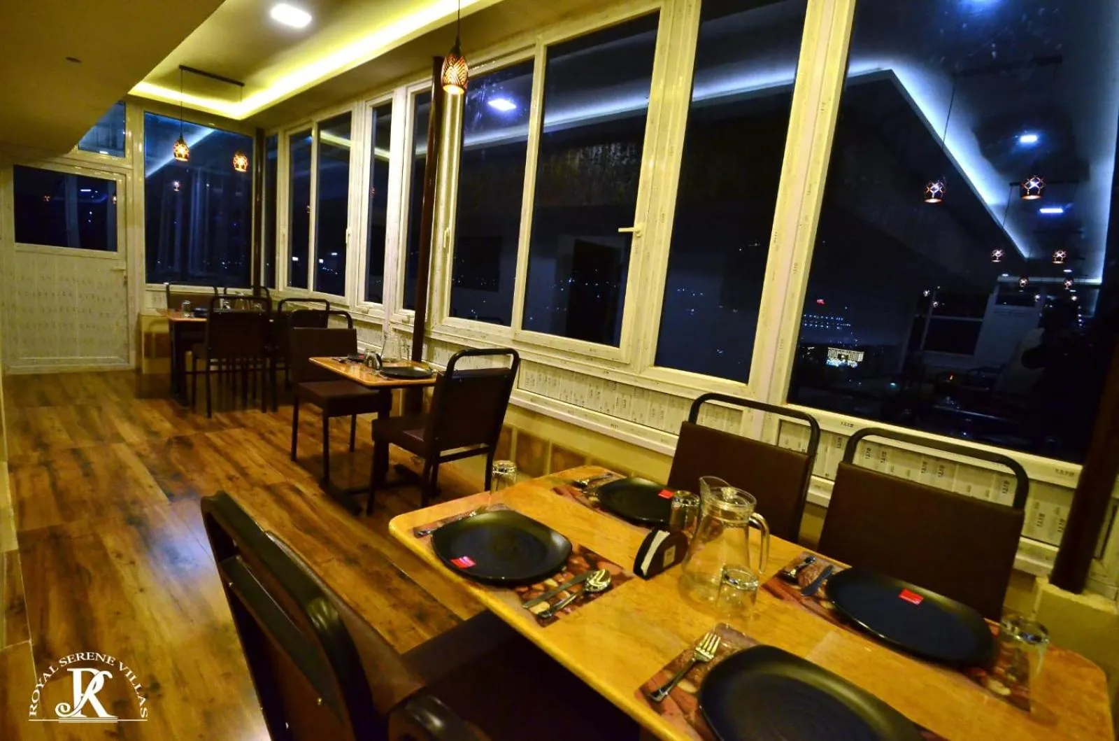 Restaurant/places to eat in Royal Serene Villas