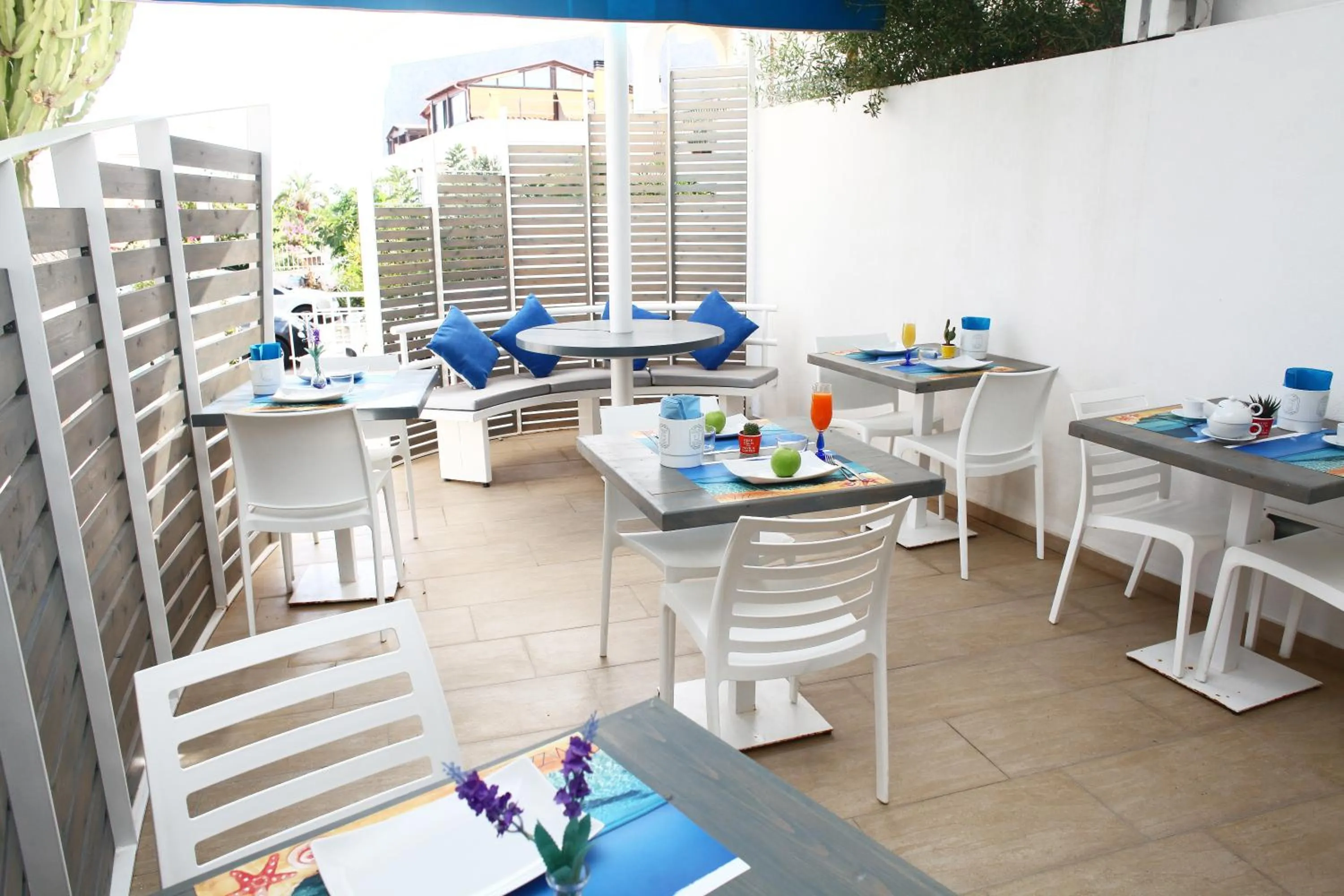 Restaurant/places to eat in Rivazzurra Design Rooms