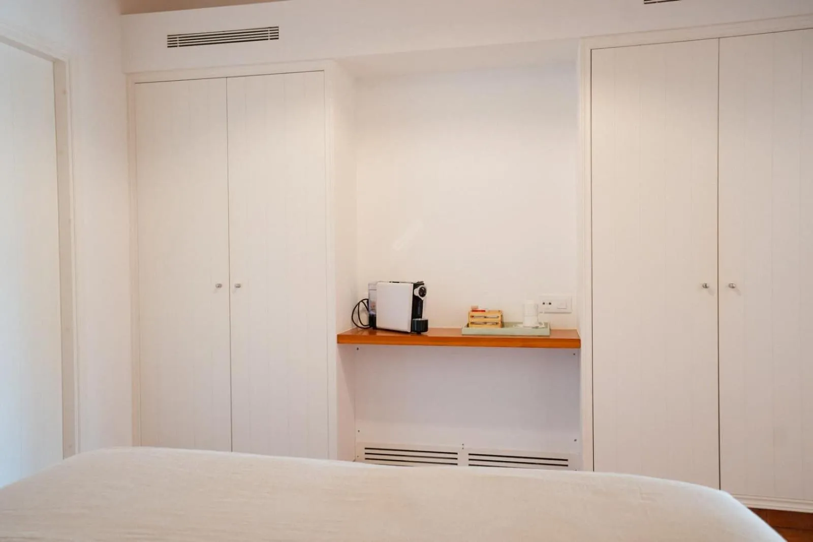 wardrobe, Bed in Hotel Rural Binigaus Vell