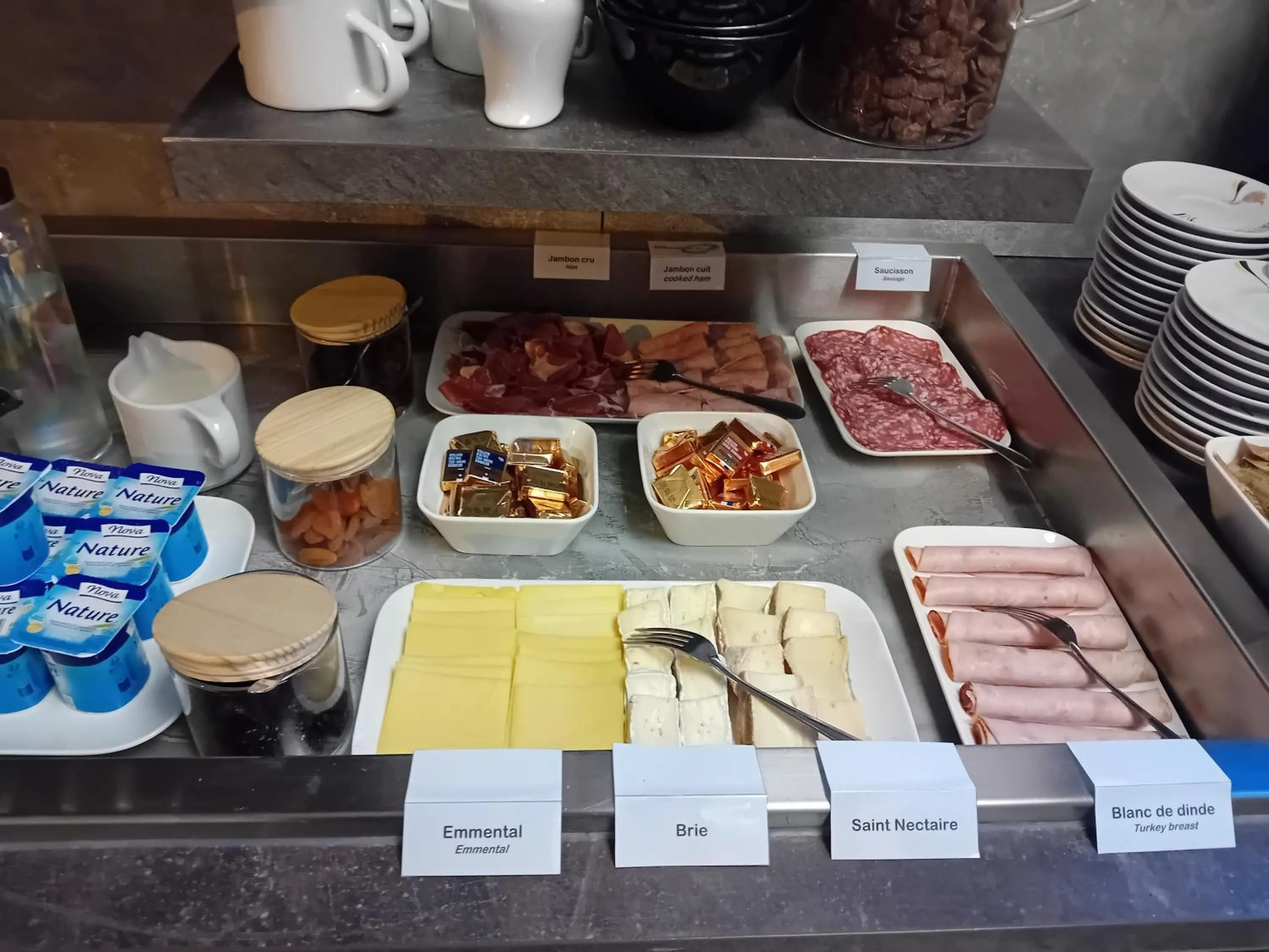 Breakfast in BRIT HOTEL CONFORT NEVERS Centre Gare