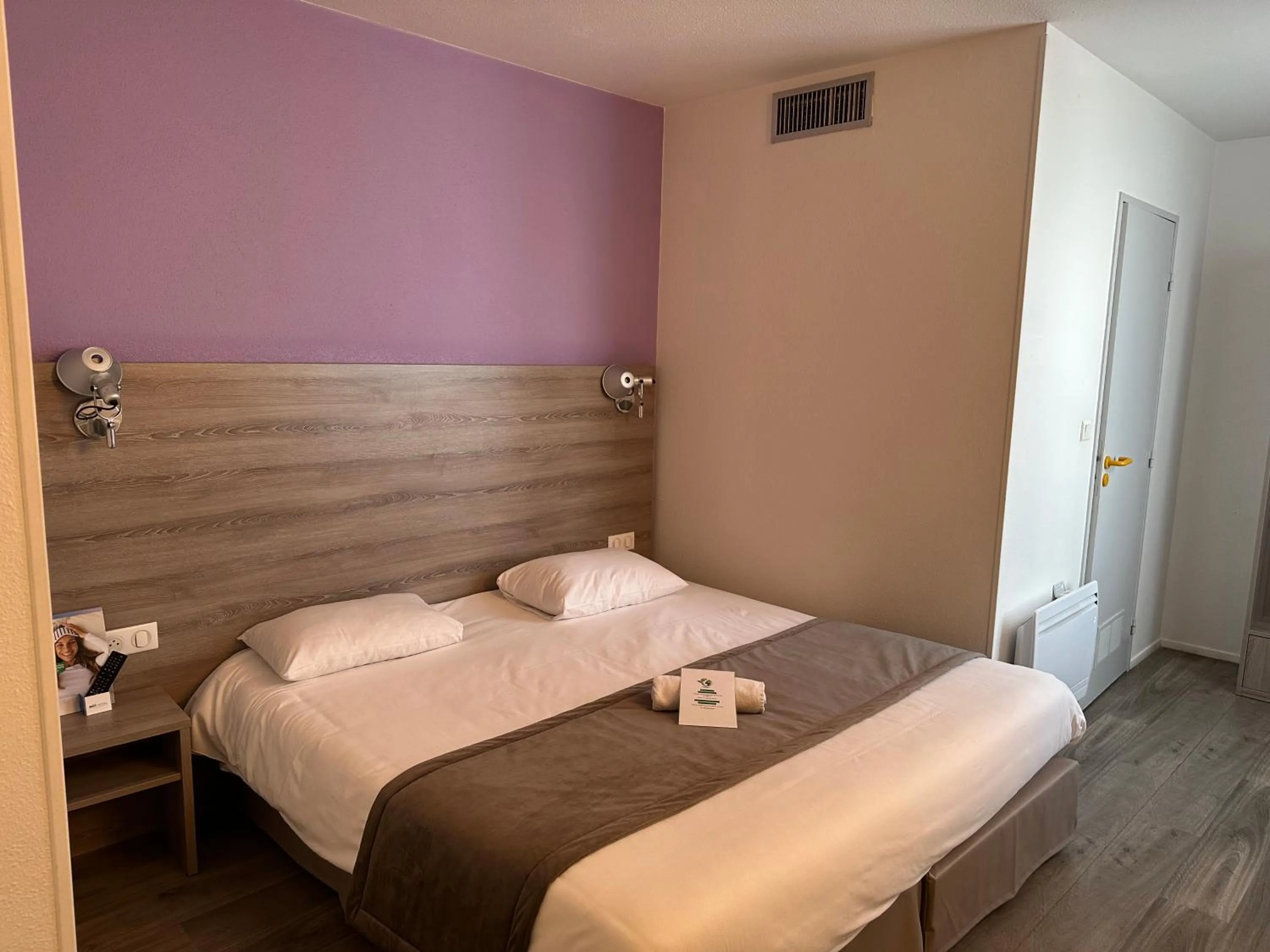 Shower, Bed in BRIT HOTEL CONFORT NEVERS Centre Gare