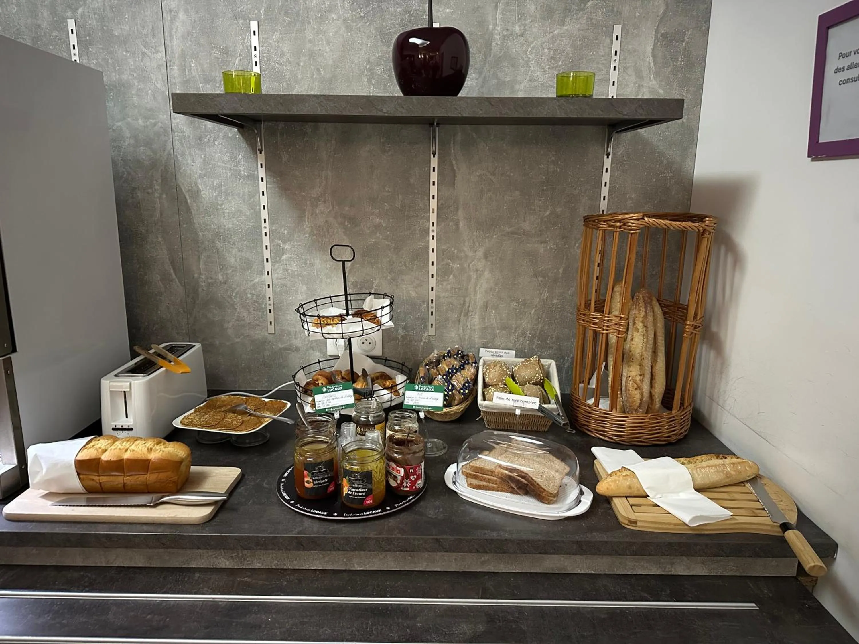 Breakfast in BRIT HOTEL CONFORT NEVERS Centre Gare