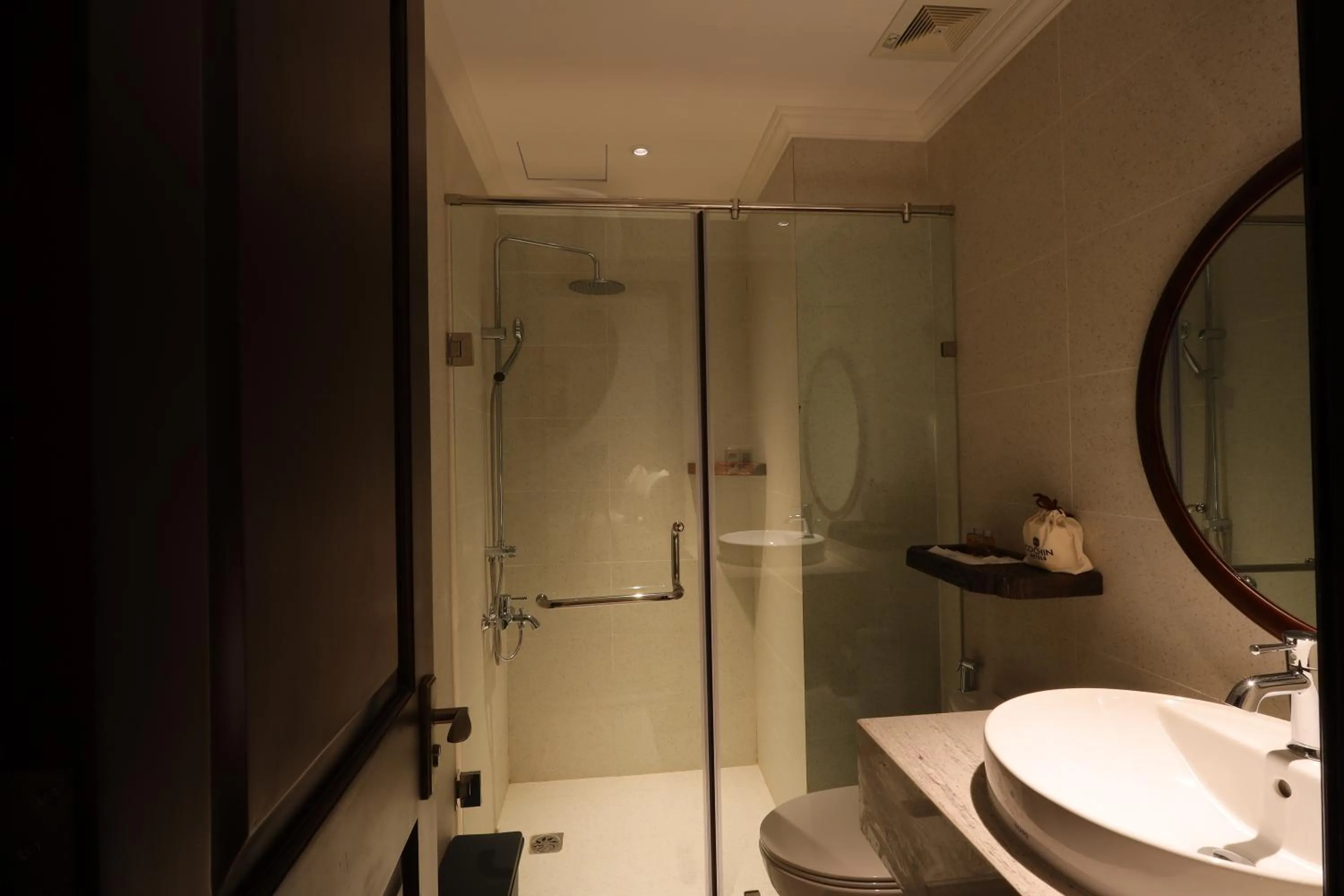 Bathroom in Cochin Sang Hotel