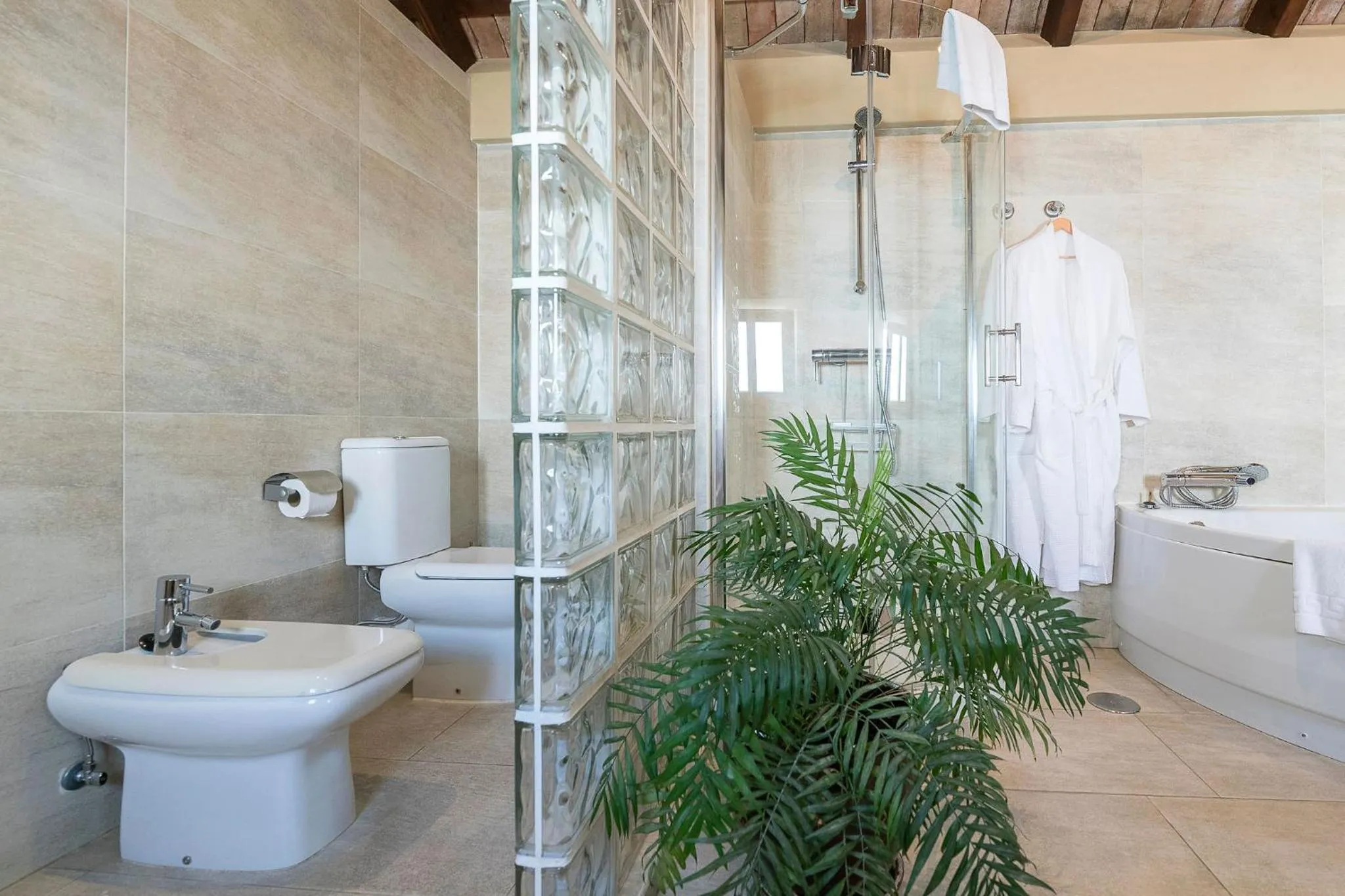 Bathroom in Hotel La Casa del Califa