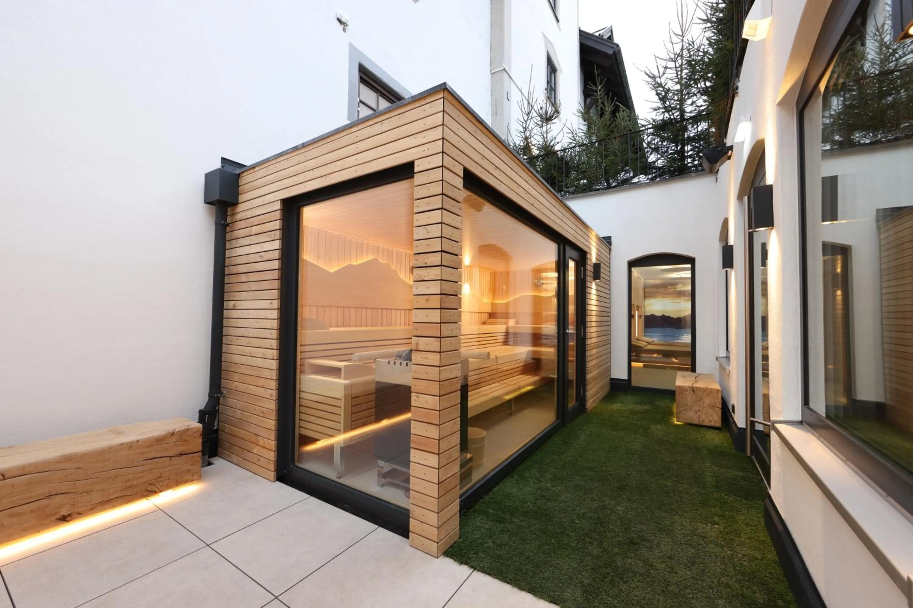 Swimming pool in Hotel Bayerischer Hof