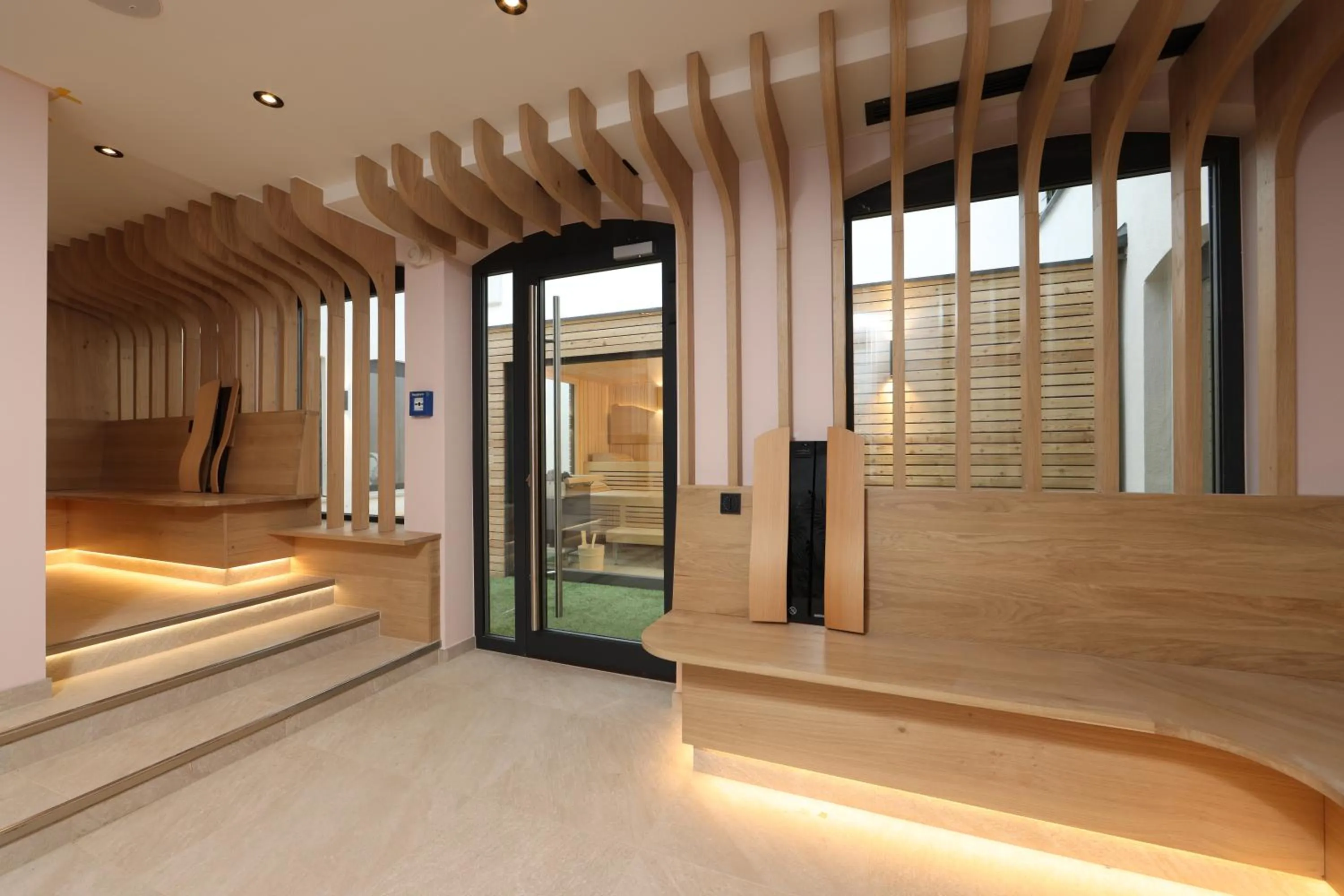 Swimming pool in Hotel Bayerischer Hof