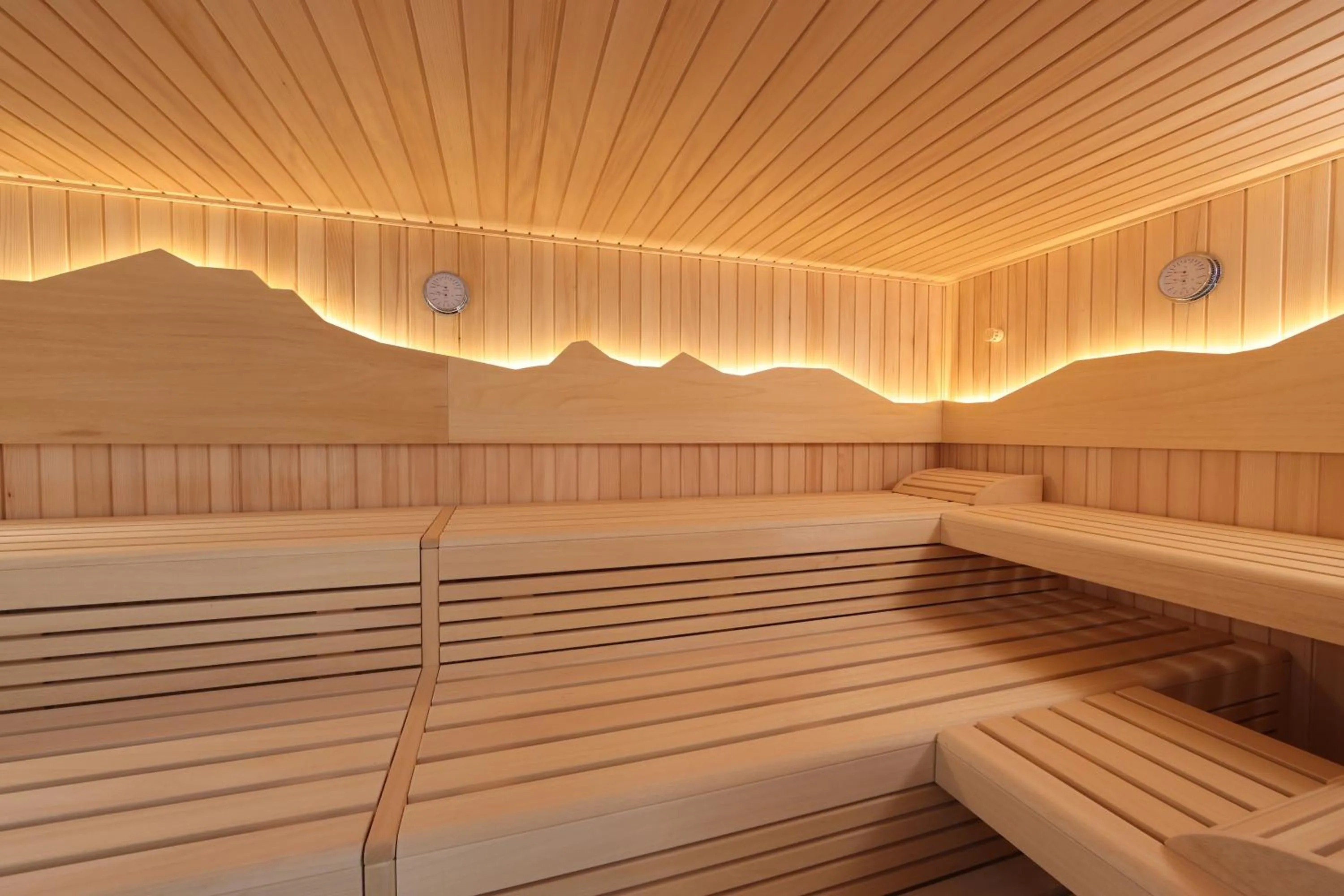 Swimming pool in Hotel Bayerischer Hof