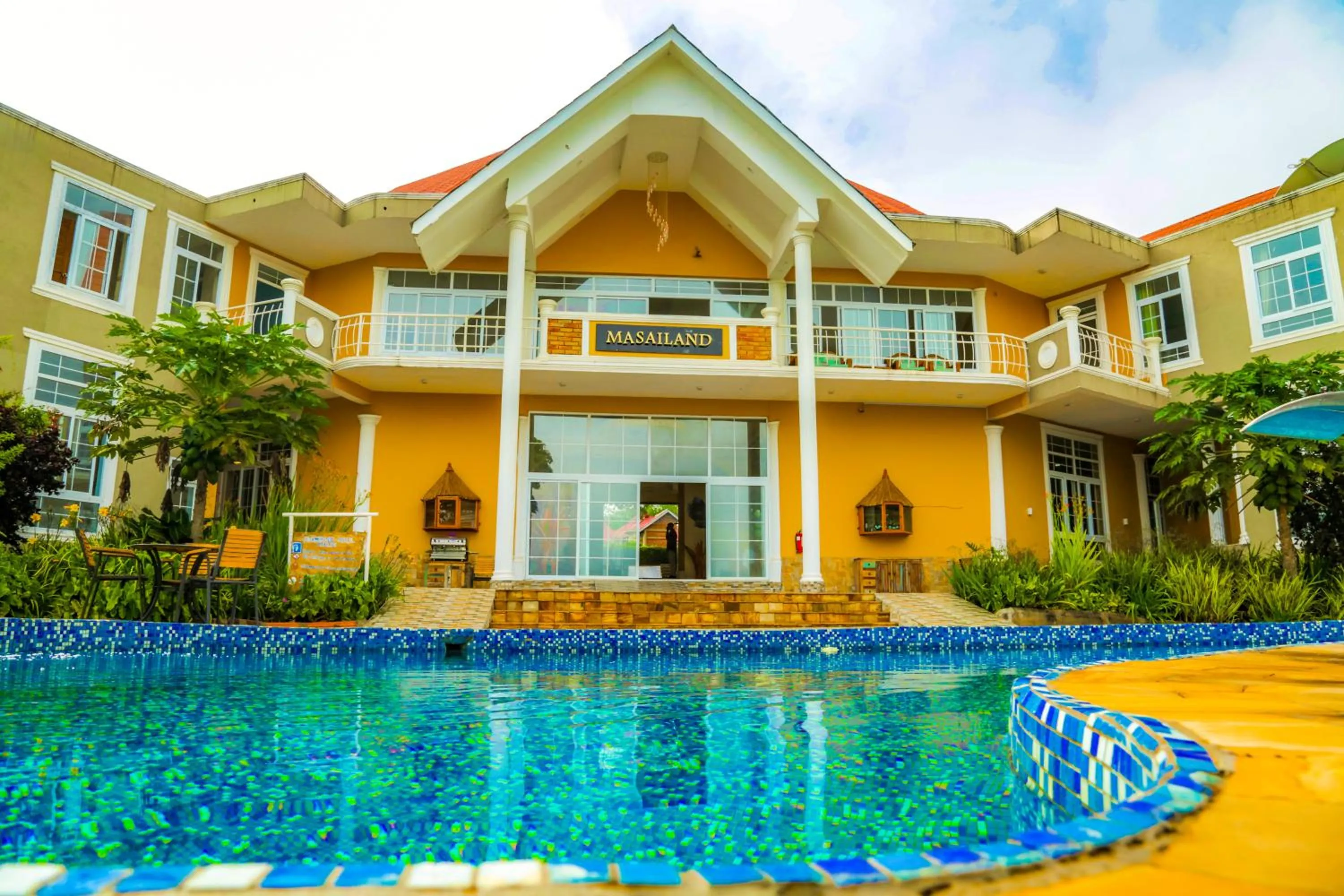 Swimming pool in Masailand Safari Lodge