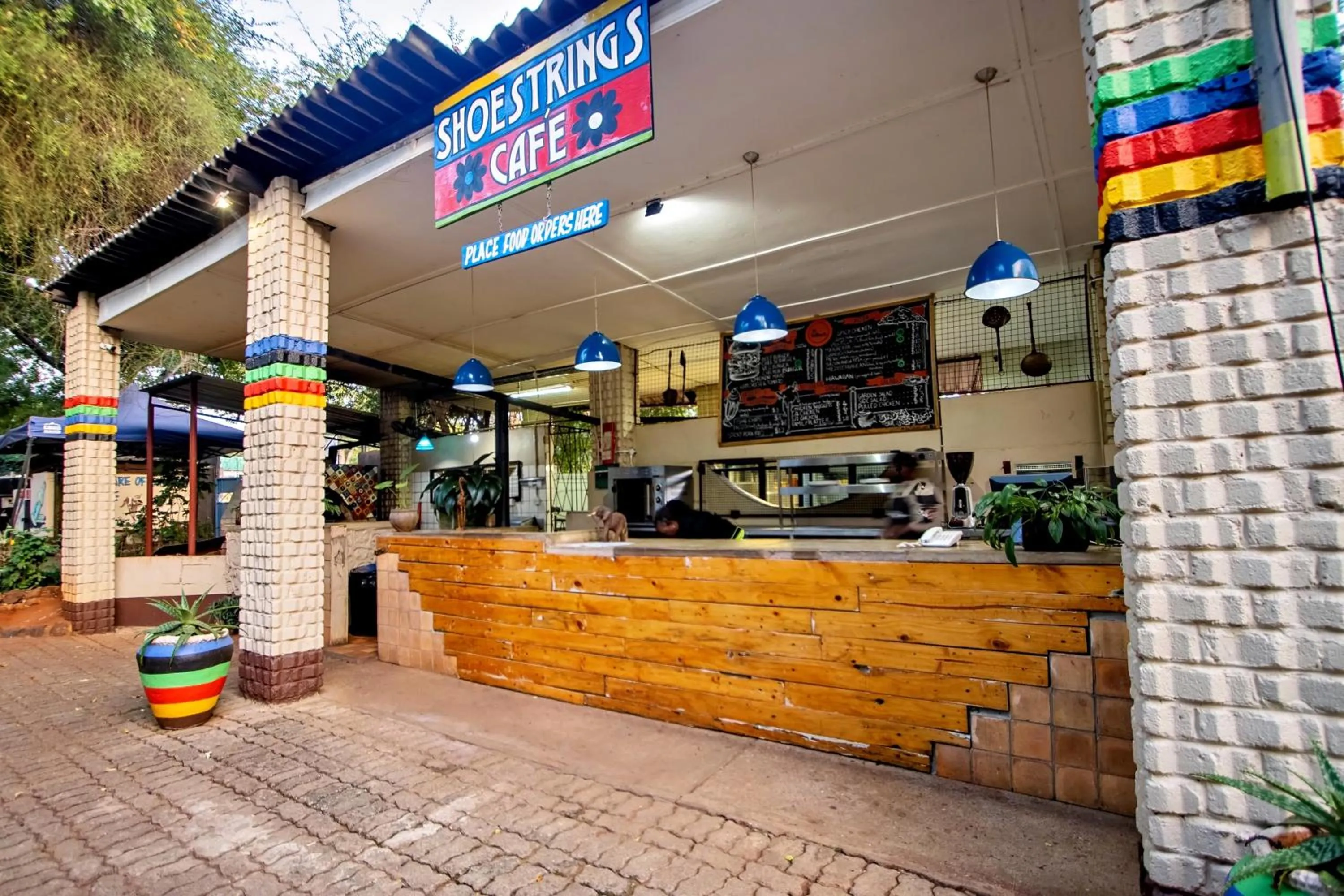 Restaurant/places to eat in Shoestrings Backpackers Lodge Vic Falls