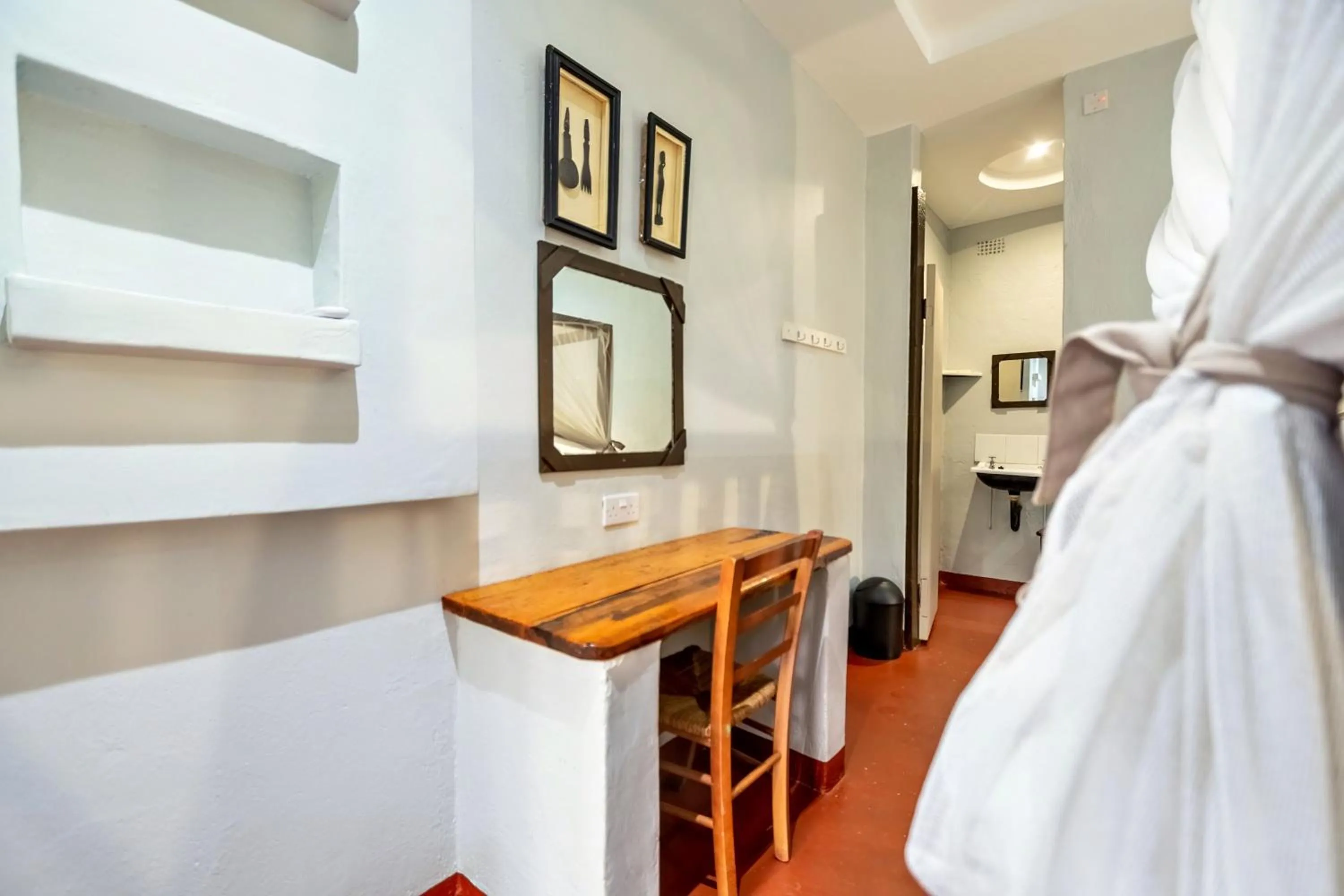 Bathroom, Bed in Shoestrings Backpackers Lodge Vic Falls