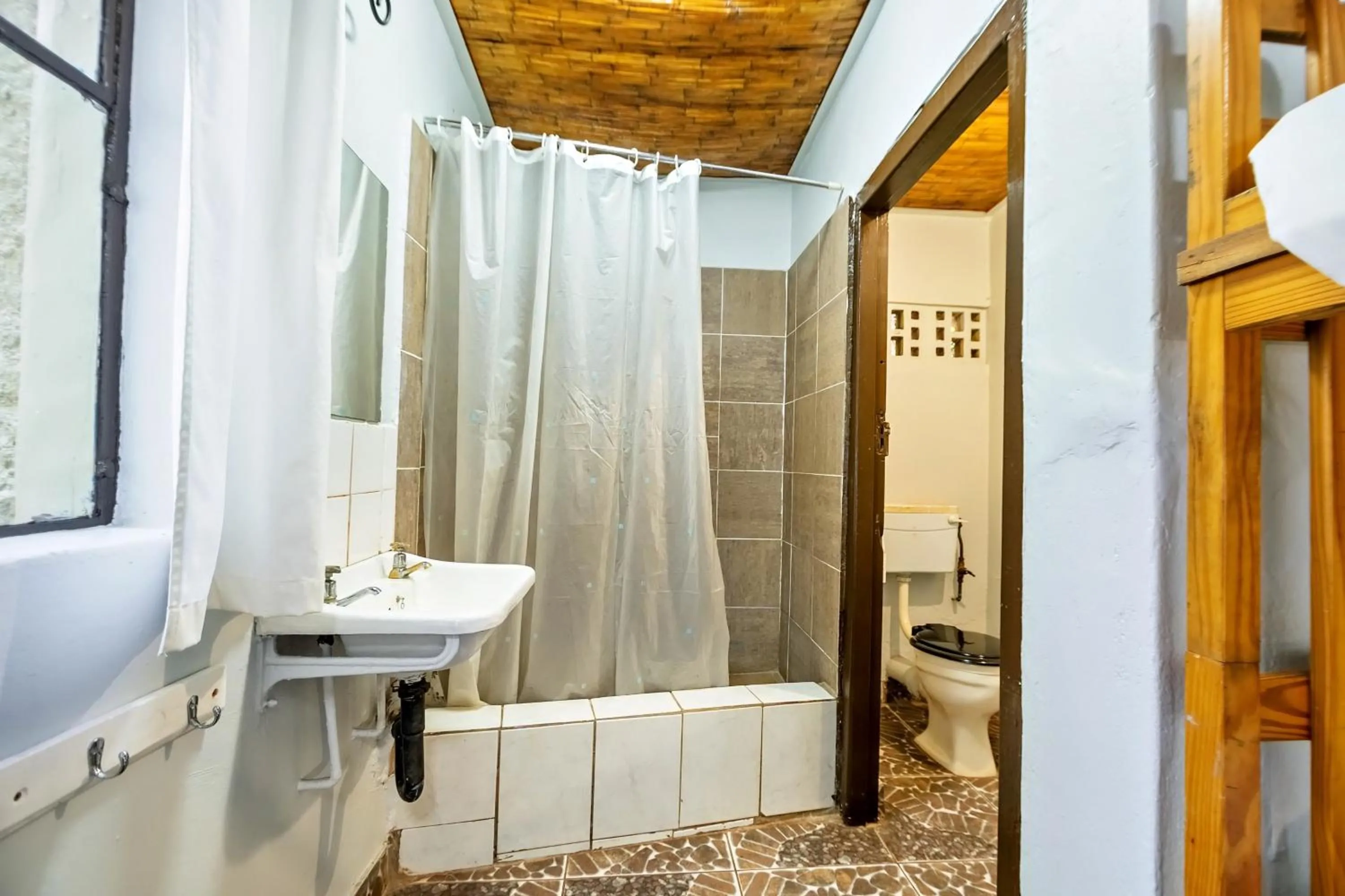 Bathroom in Shoestrings Backpackers Lodge Vic Falls