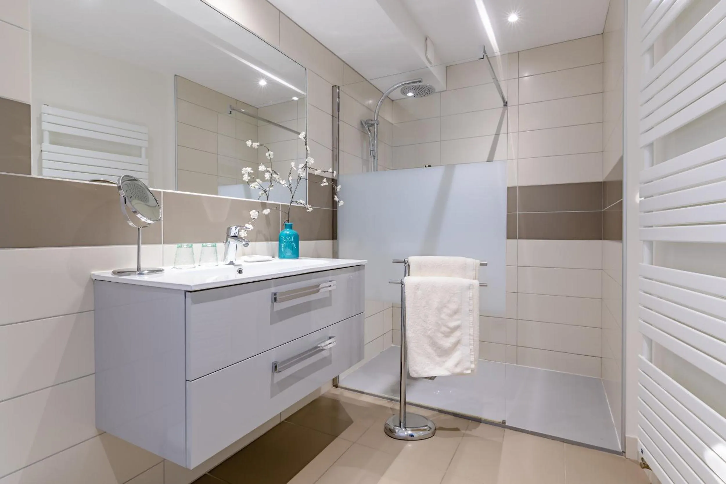 Bathroom in Auberge du Poids Public Logis Hotel