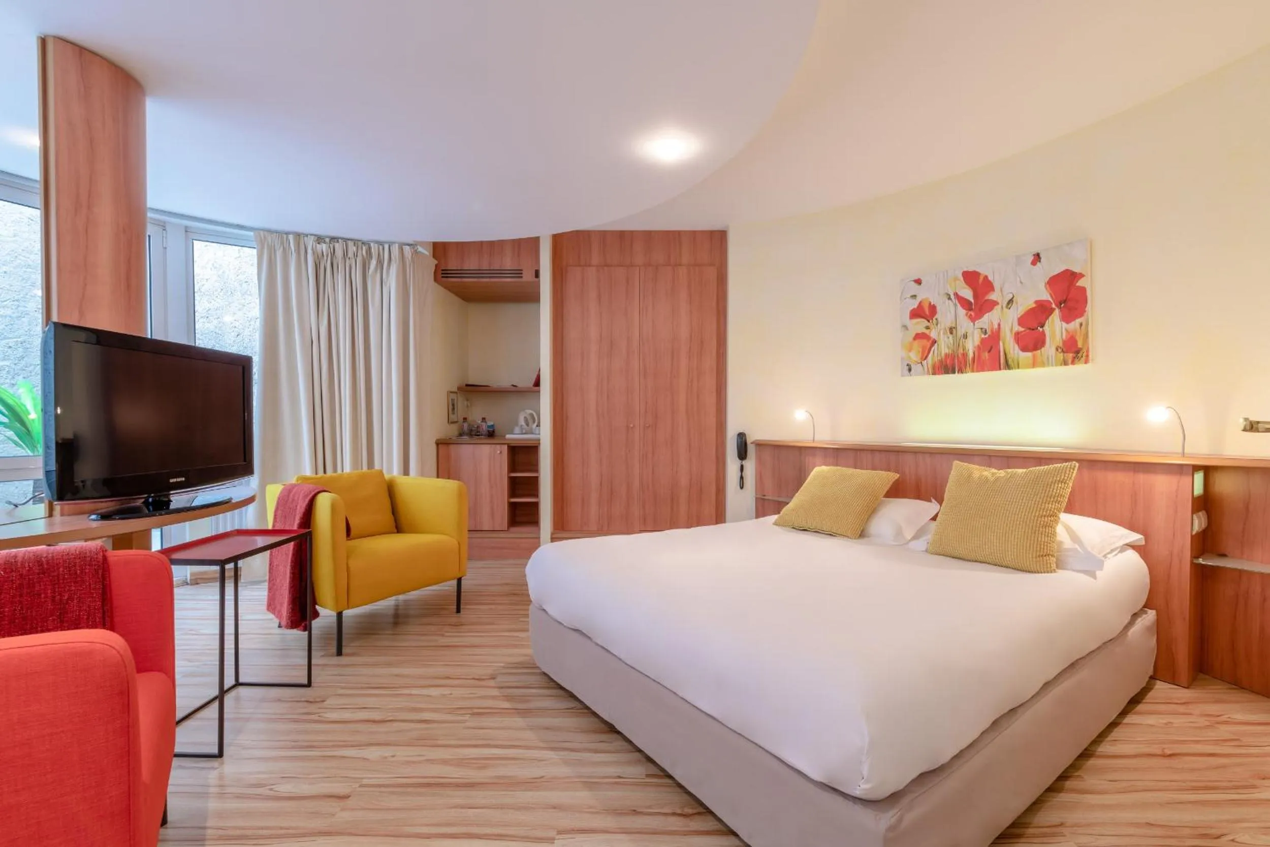 Photo of the whole room, Bed in Auberge du Poids Public Logis Hotel