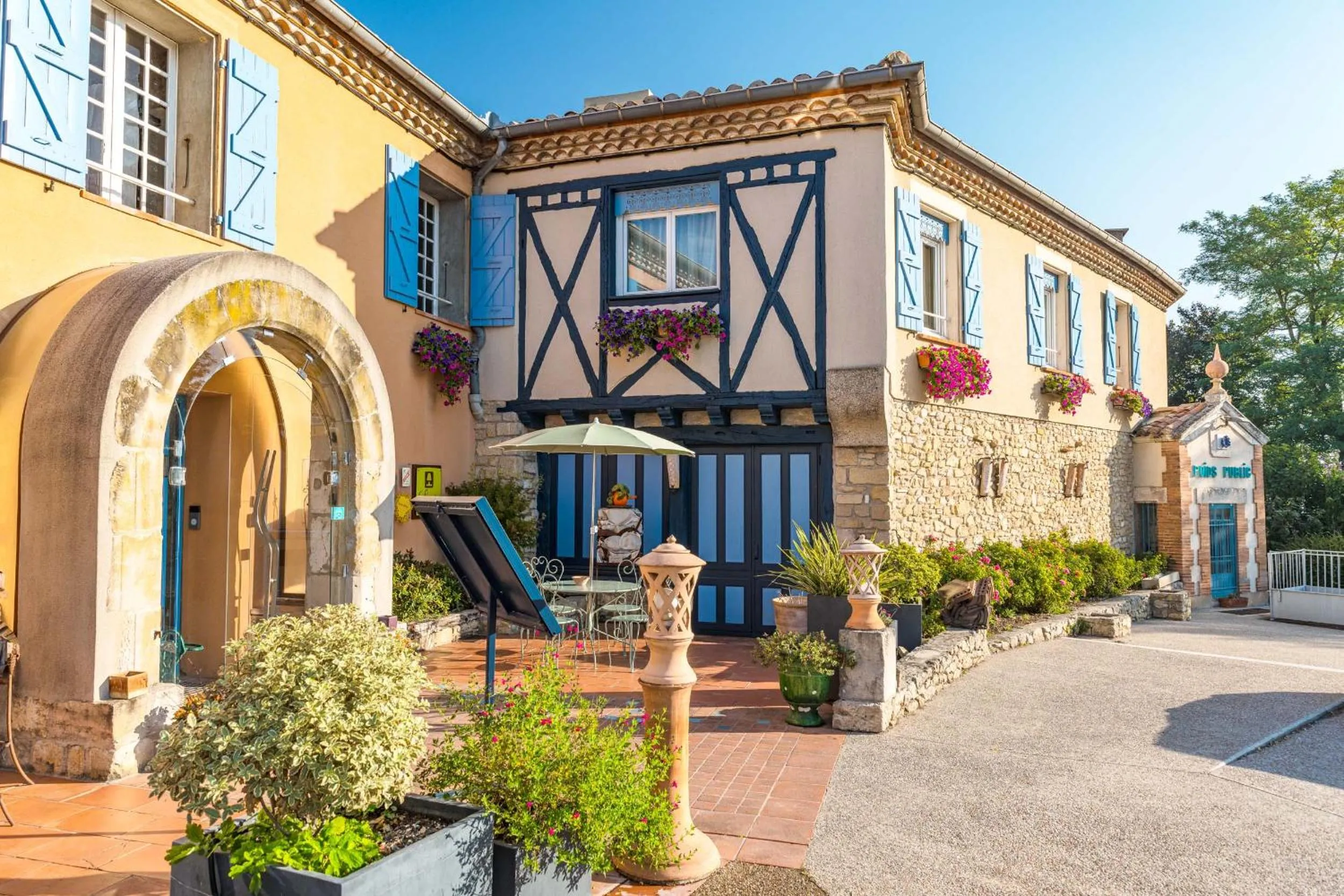 Property building in Auberge du Poids Public Logis Hotel
