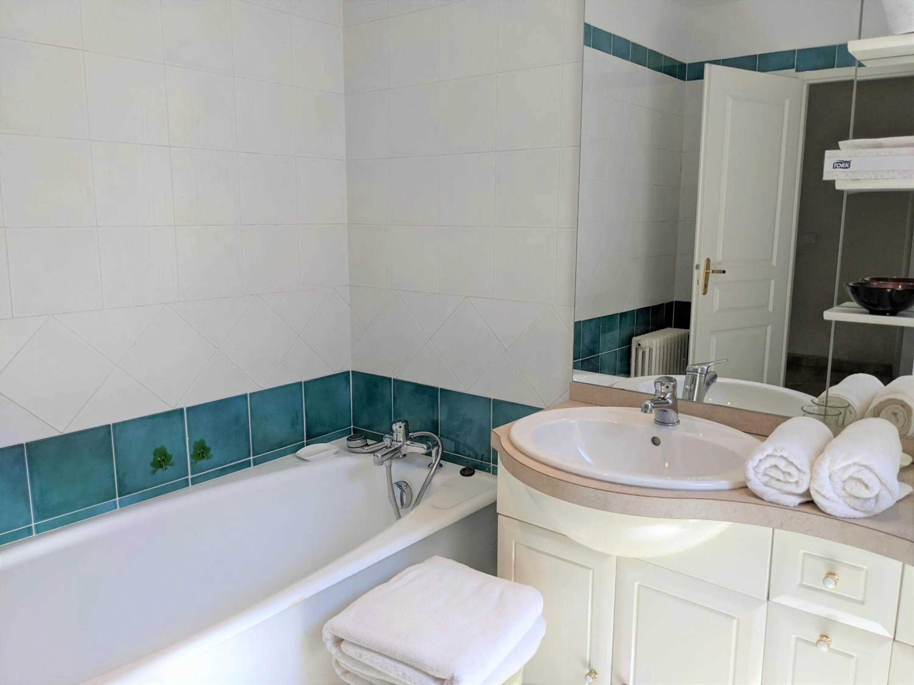 Bathroom in Auberge du Poids Public Logis Hotel