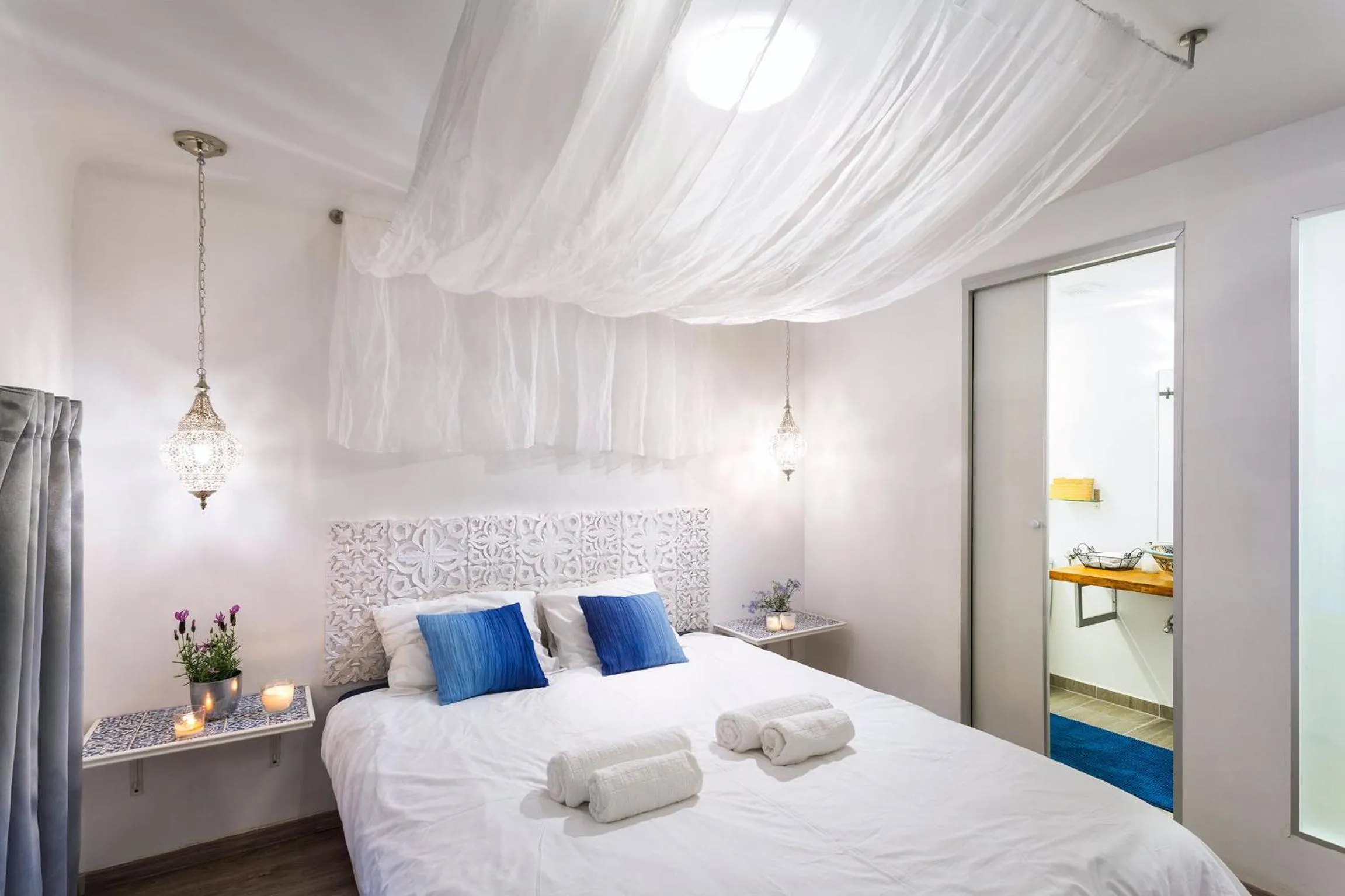 Bathroom, Bed in Suites 13 Budapest