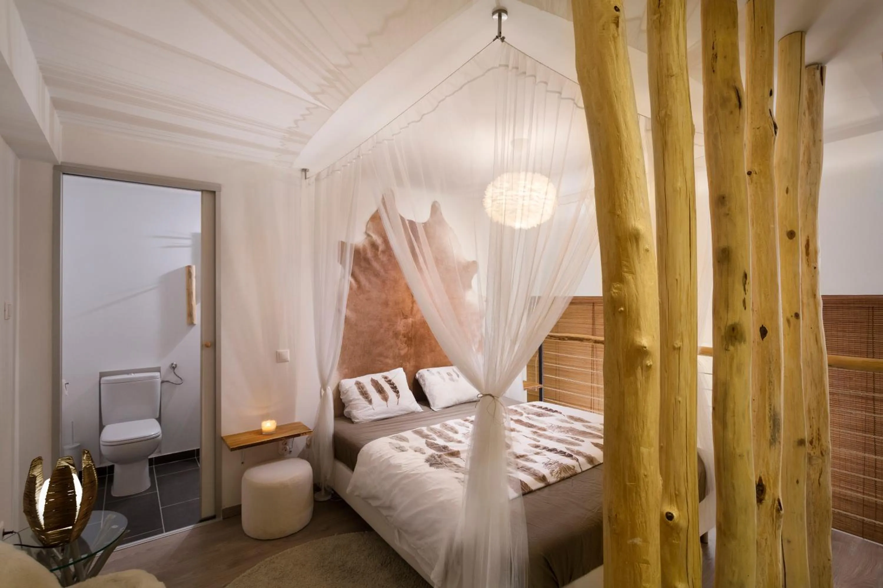 Bathroom, Bed in Suites 13 Budapest