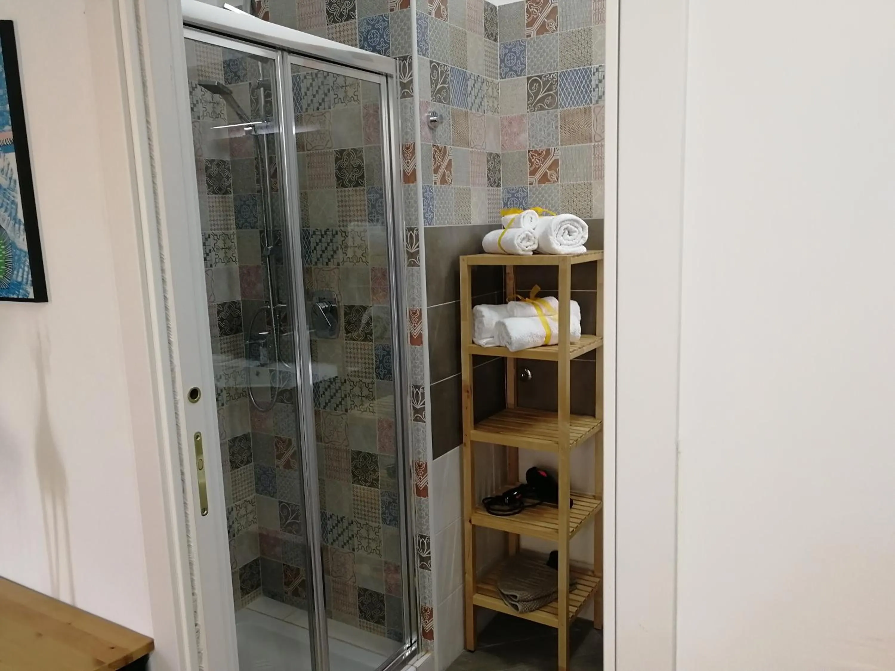 Shower in Maison Lumière