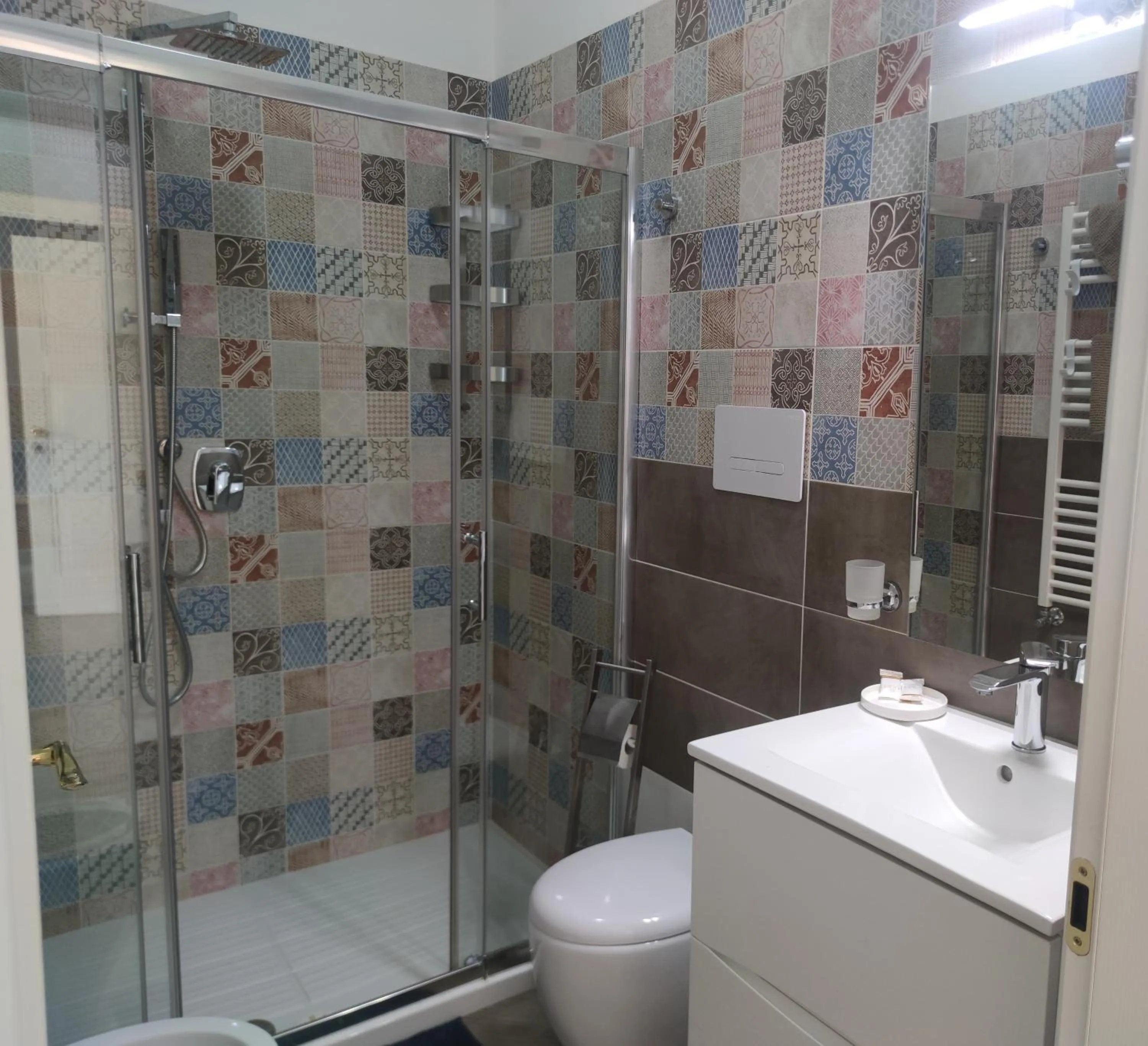 Shower in Maison Lumière