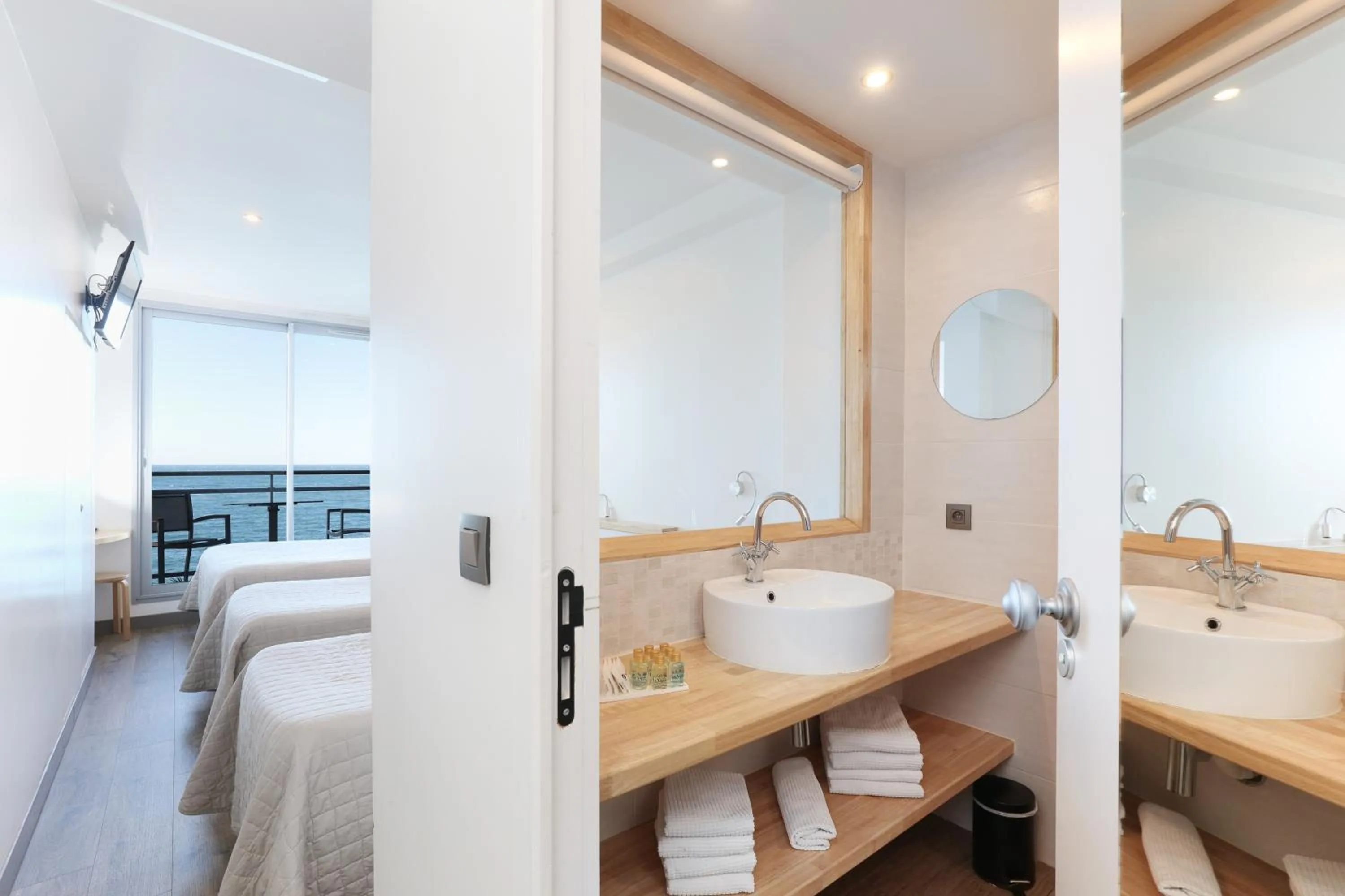 Bathroom, Bed in Hotel La Vigie - Face à la mer