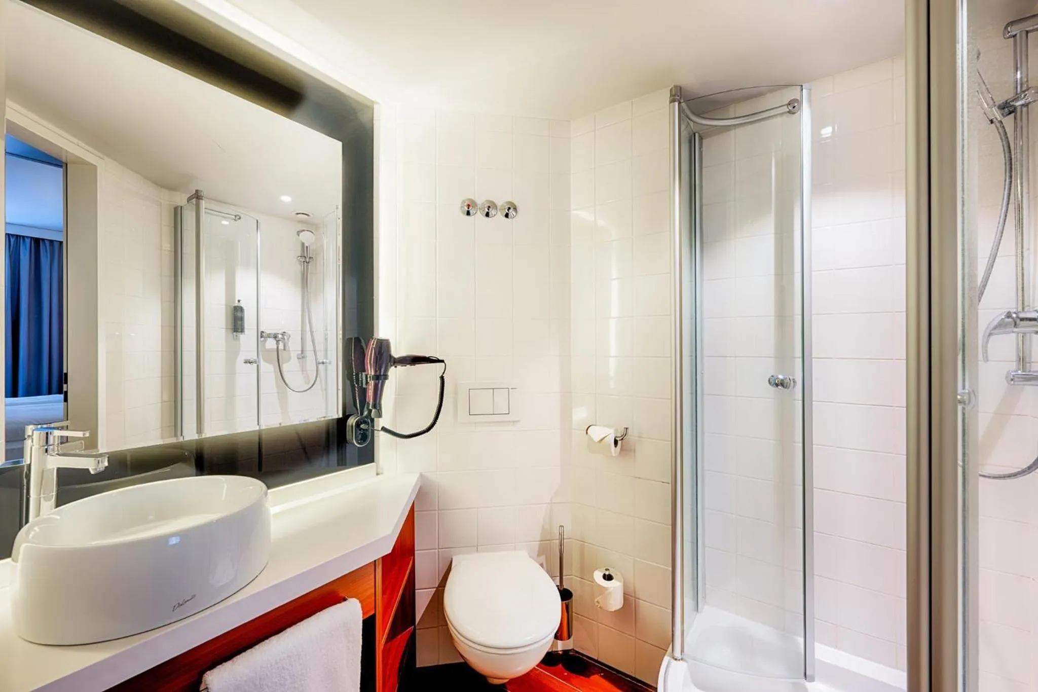 Bathroom in Premier Inn Frankfurt City Europaviertel