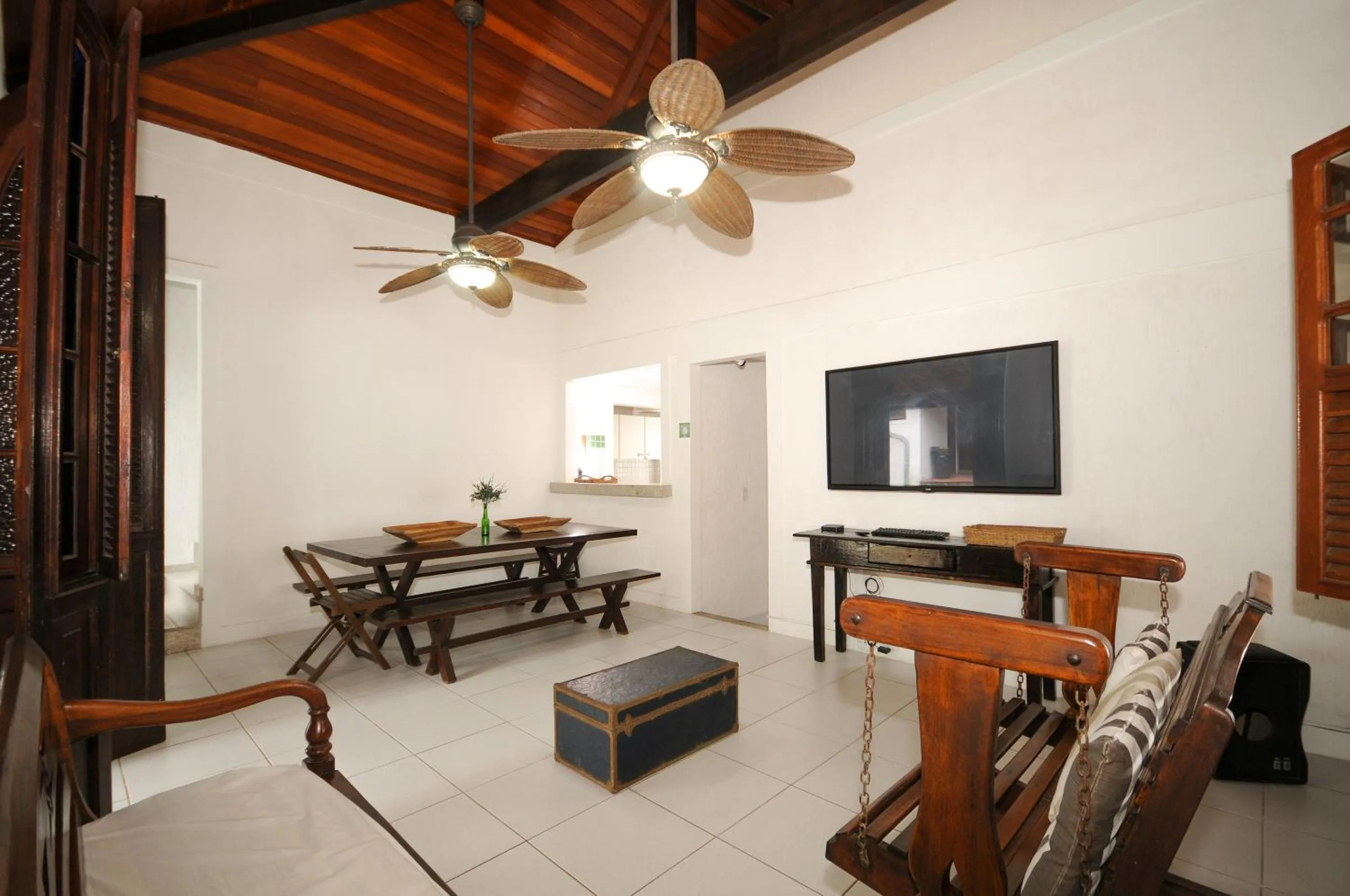 Dining area in Che Lagarto Hostel Búzios
