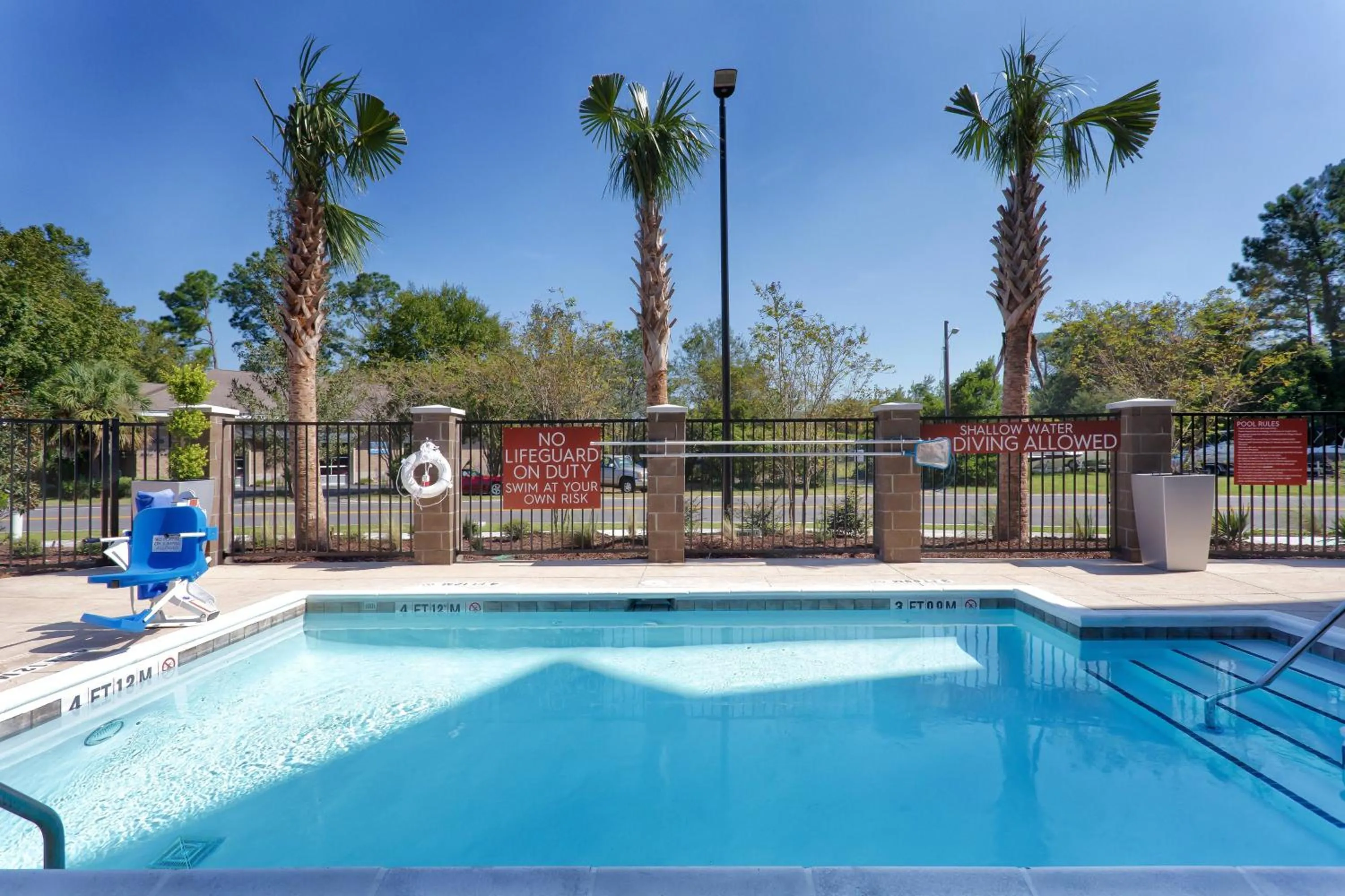 Swimming pool in TownePlace Suites by Marriott Charleston Mt. Pleasant