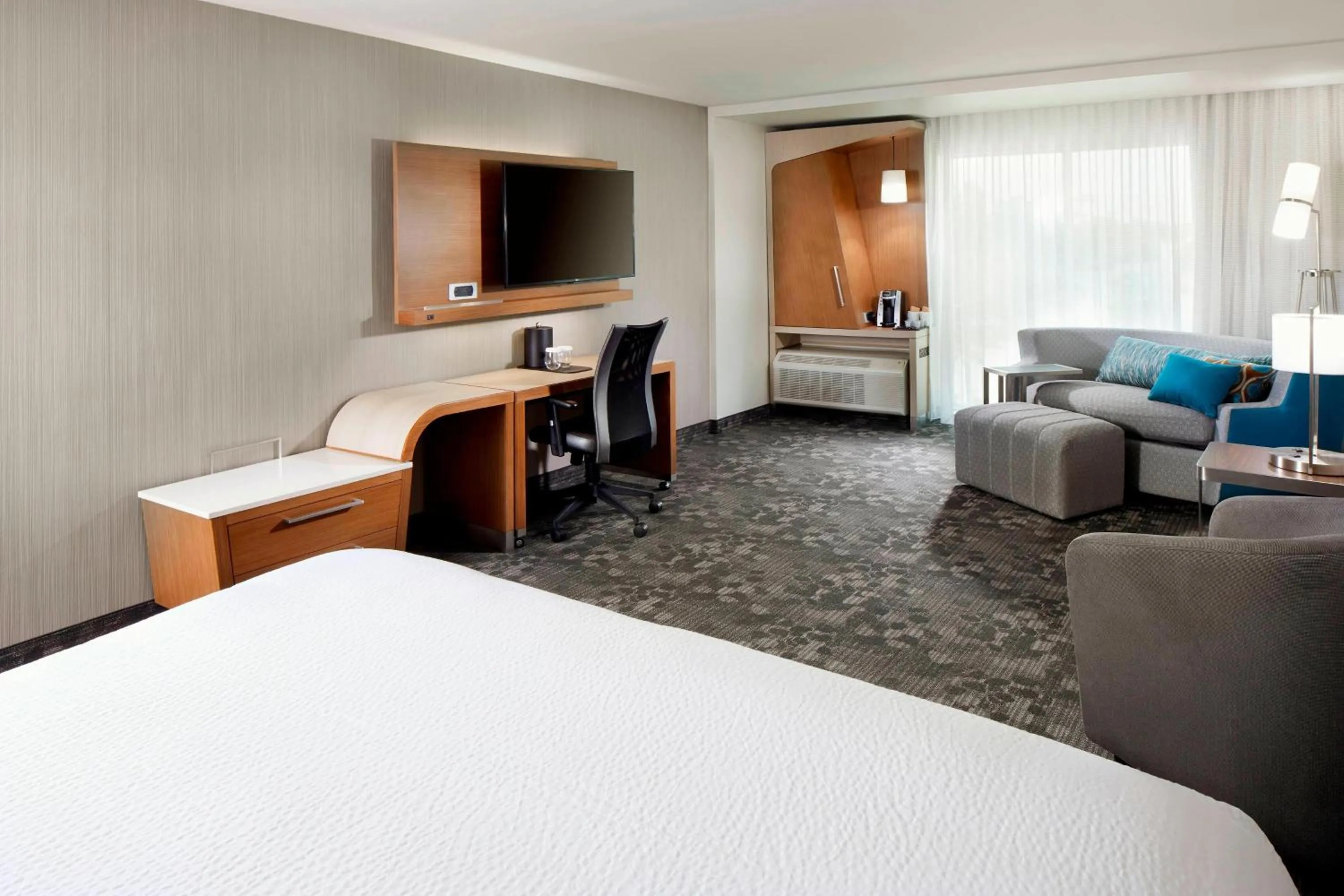 Photo of the whole room, Bed in Courtyard by Marriott Houston Intercontinental Airport