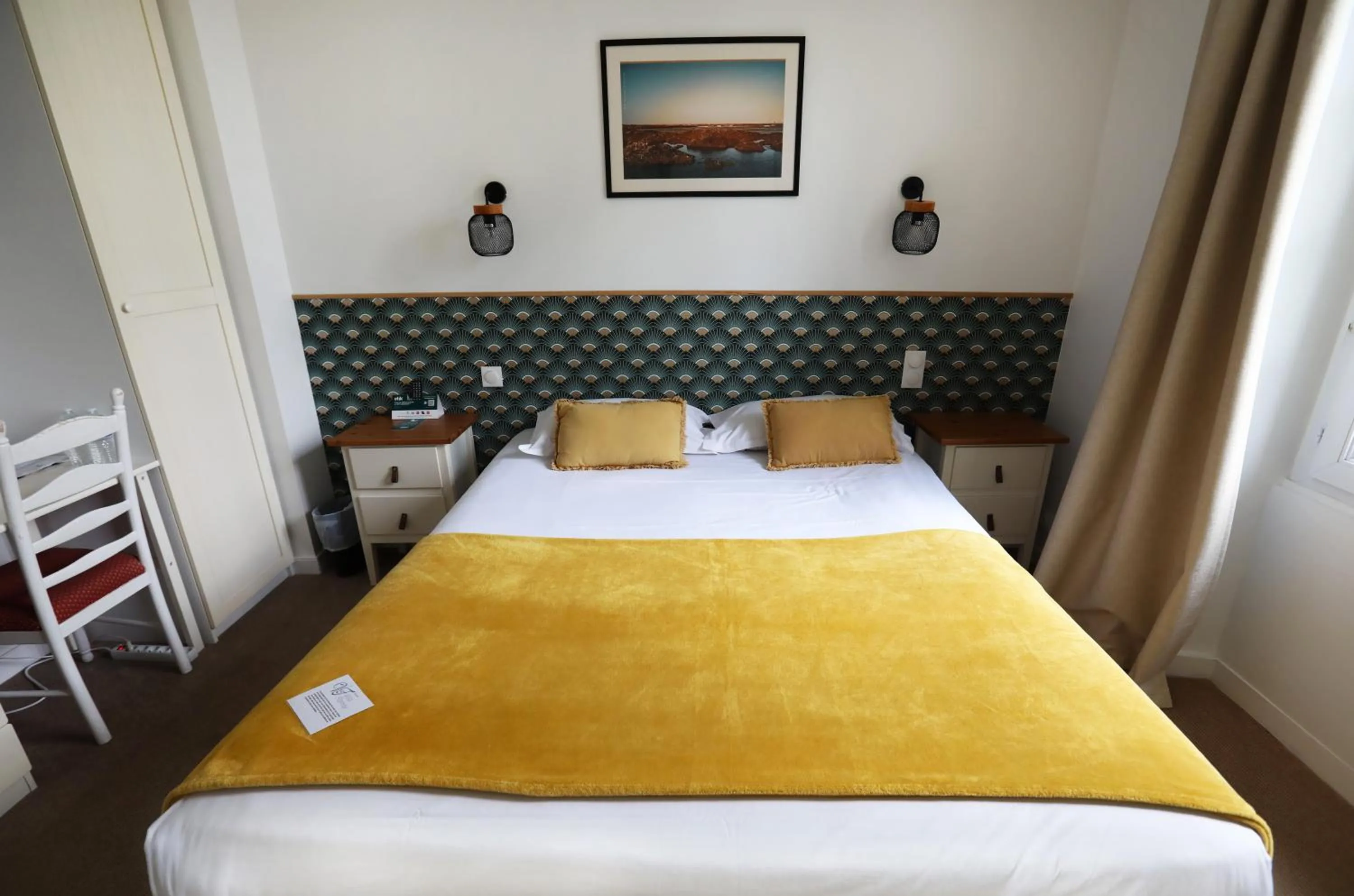 Photo of the whole room, Bed in Hôtel Villa Flornoy Pornichet Baie de la Baule