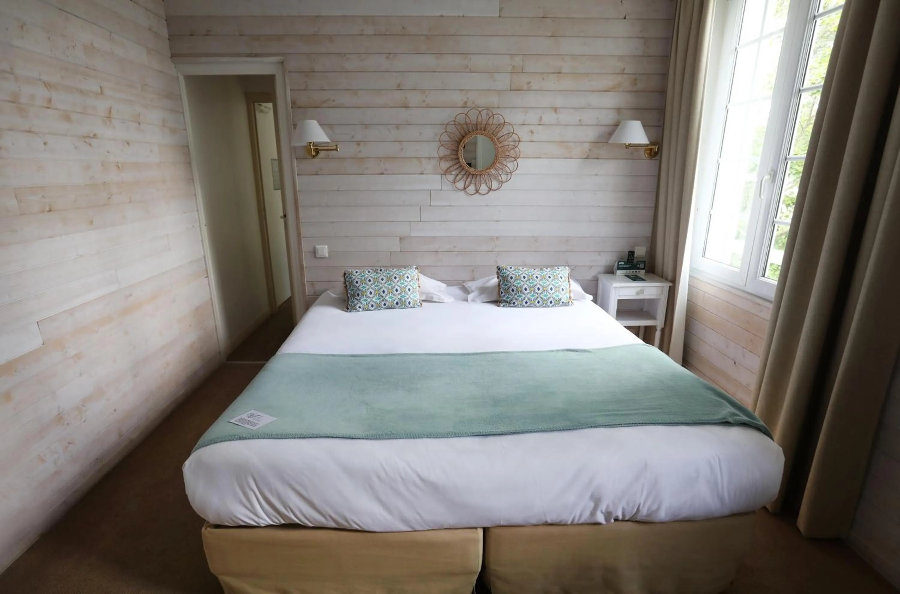 Photo of the whole room, Bed in Hôtel Villa Flornoy Pornichet Baie de la Baule