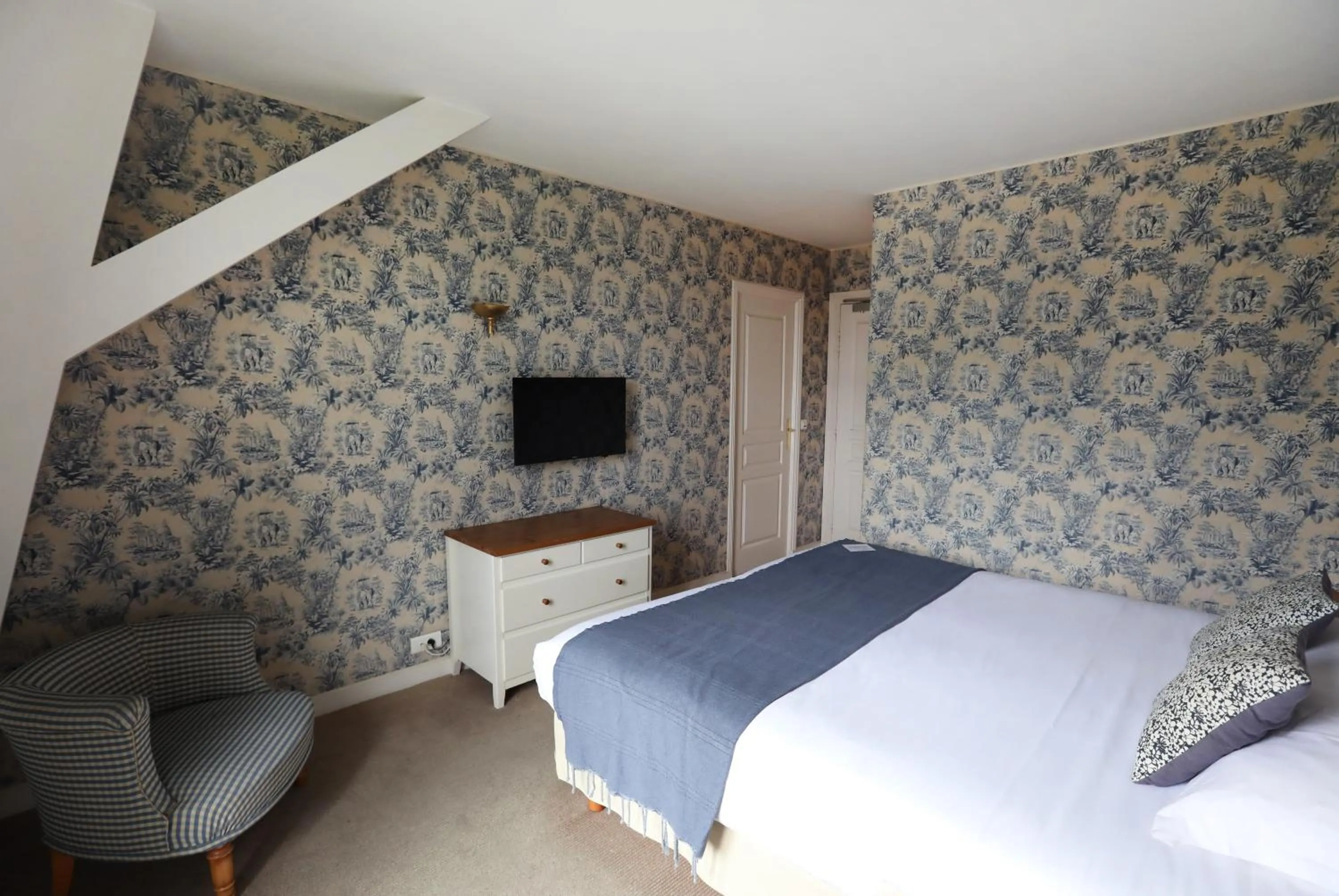 Bedroom, Bed in Hôtel Villa Flornoy Pornichet Baie de la Baule