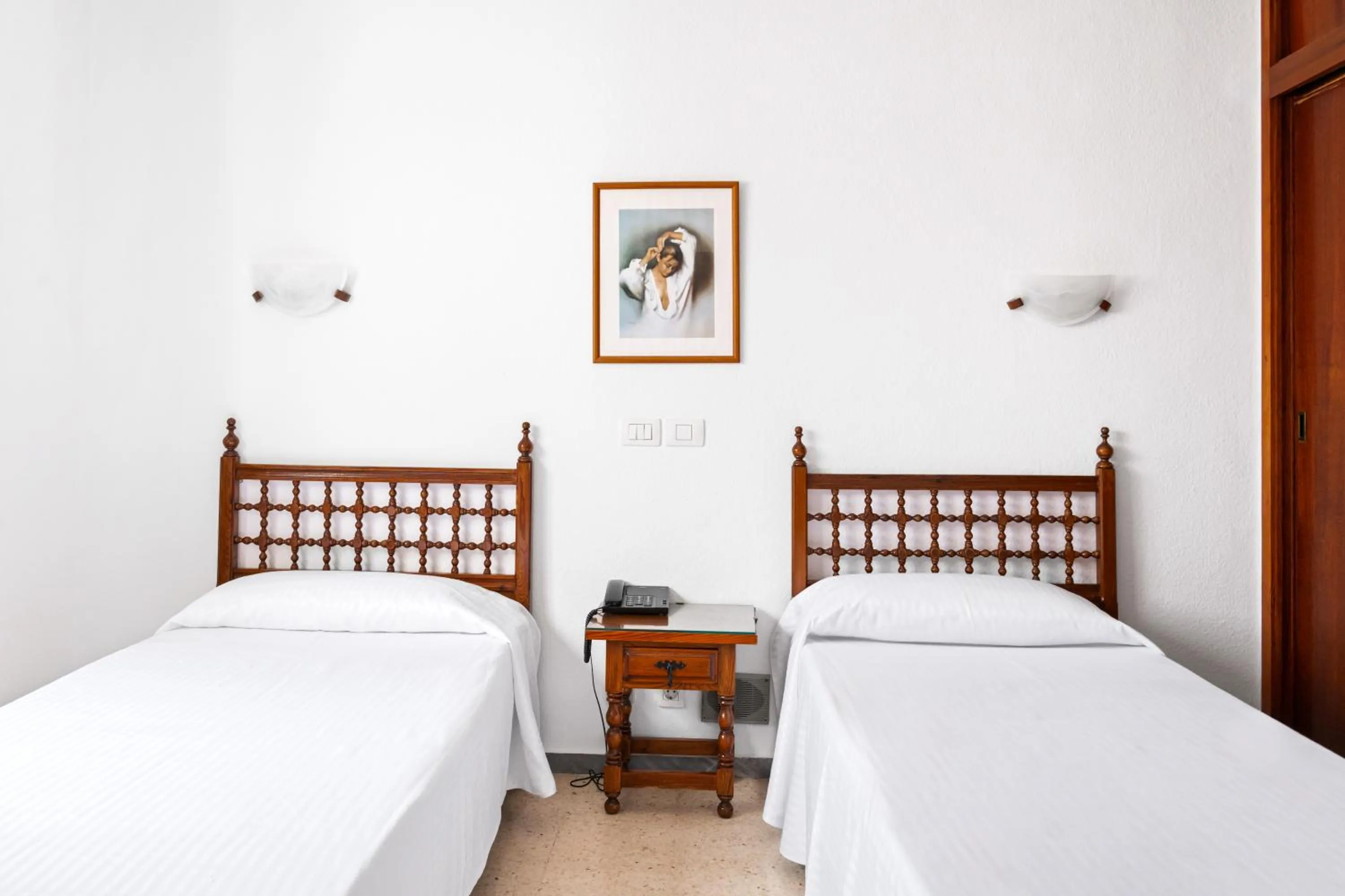 Bedroom, Bed in Hotel Valencia