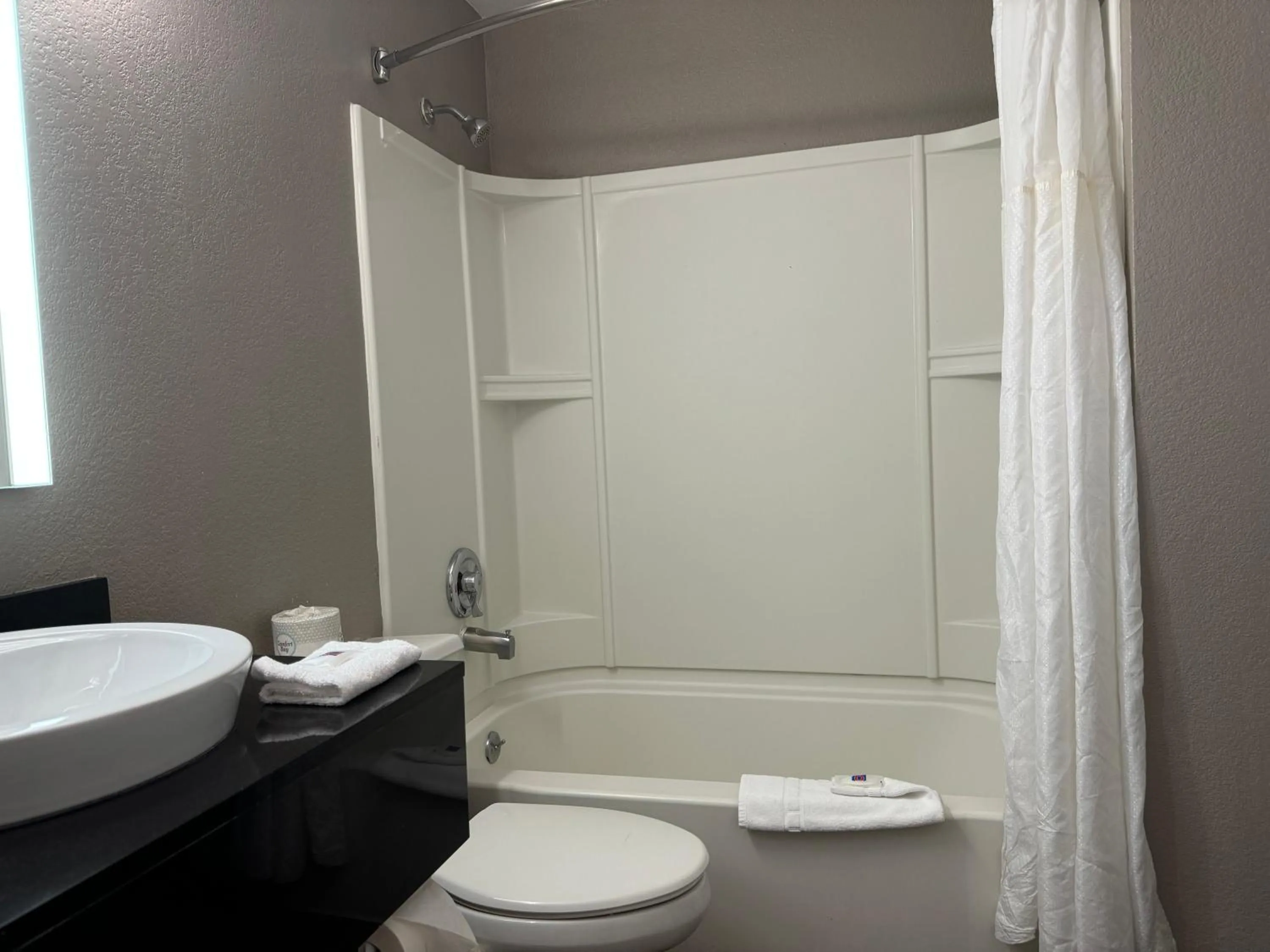 Bath in Motel 6 Hollywood