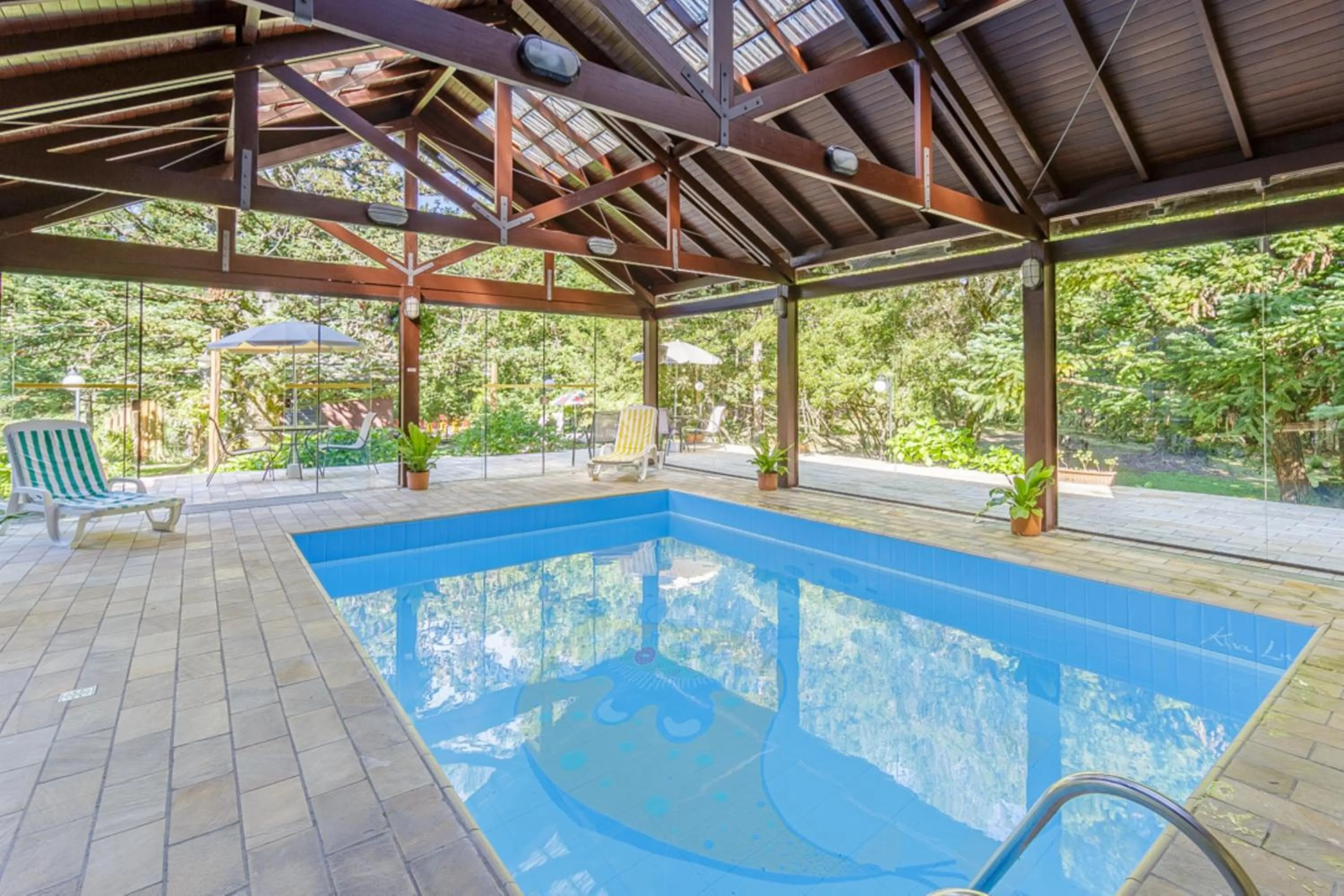 Swimming pool in Hotel Pousada Le Chateau
