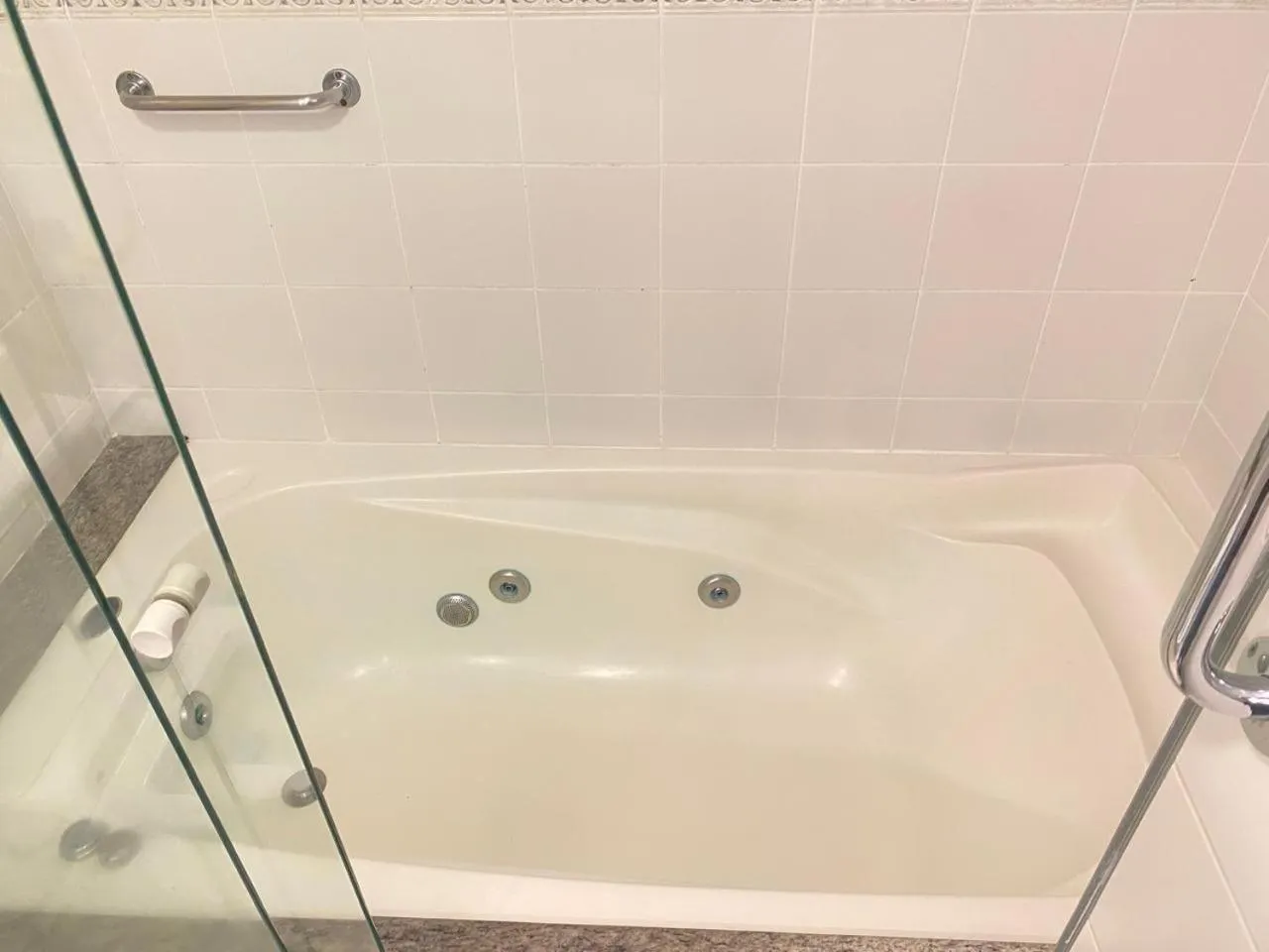 Bath in Hotel Pousada Le Chateau