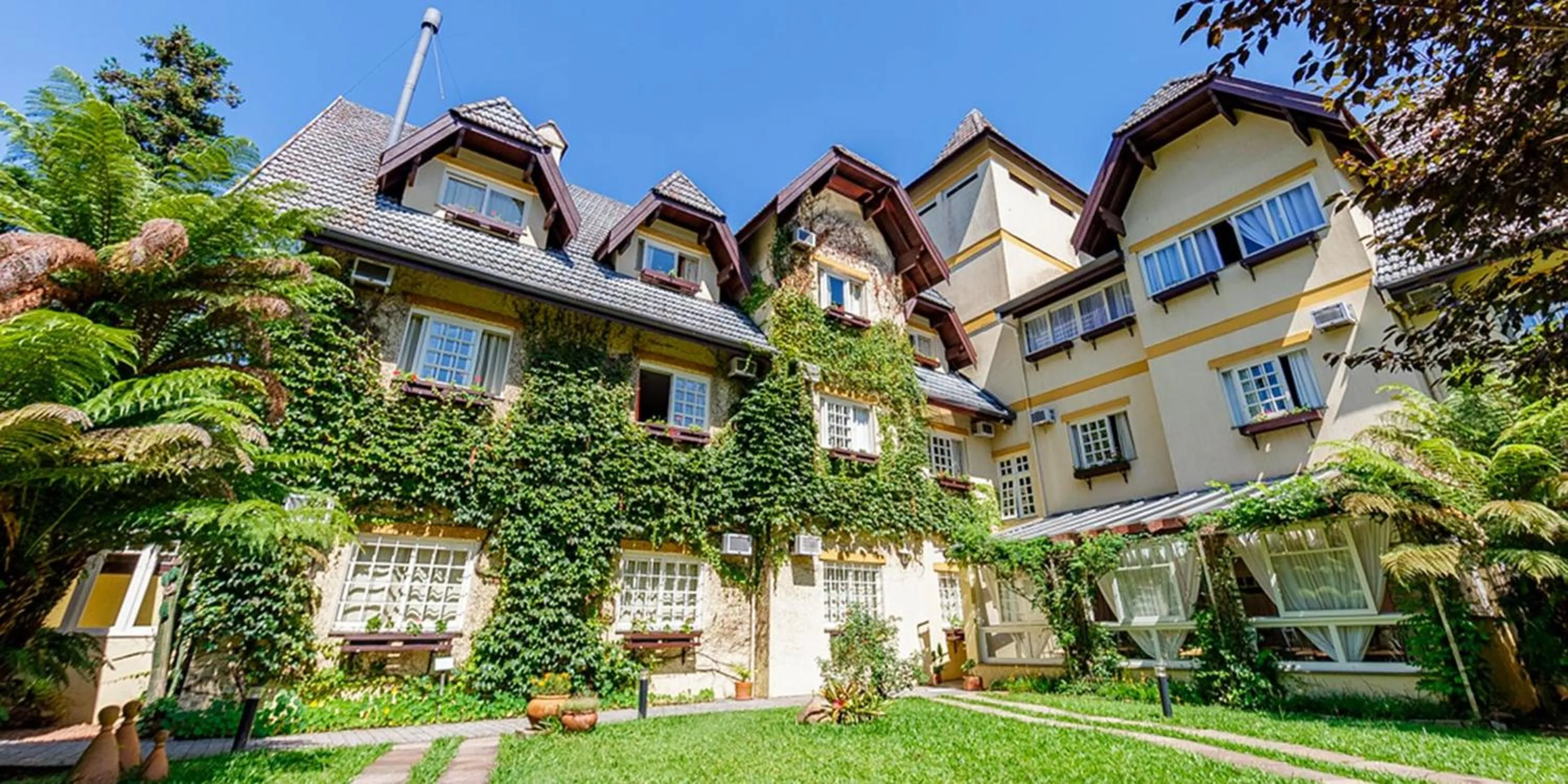 Property building in Hotel Pousada Le Chateau