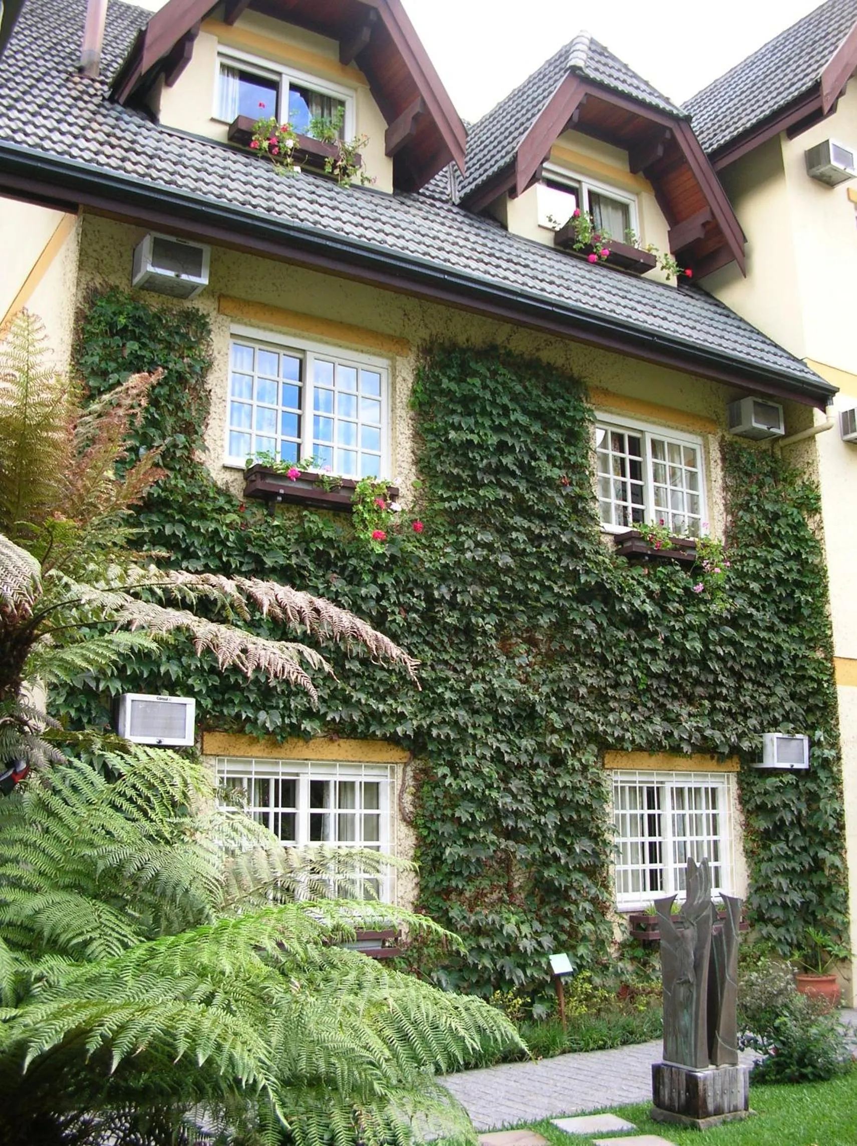 Property building in Hotel Pousada Le Chateau