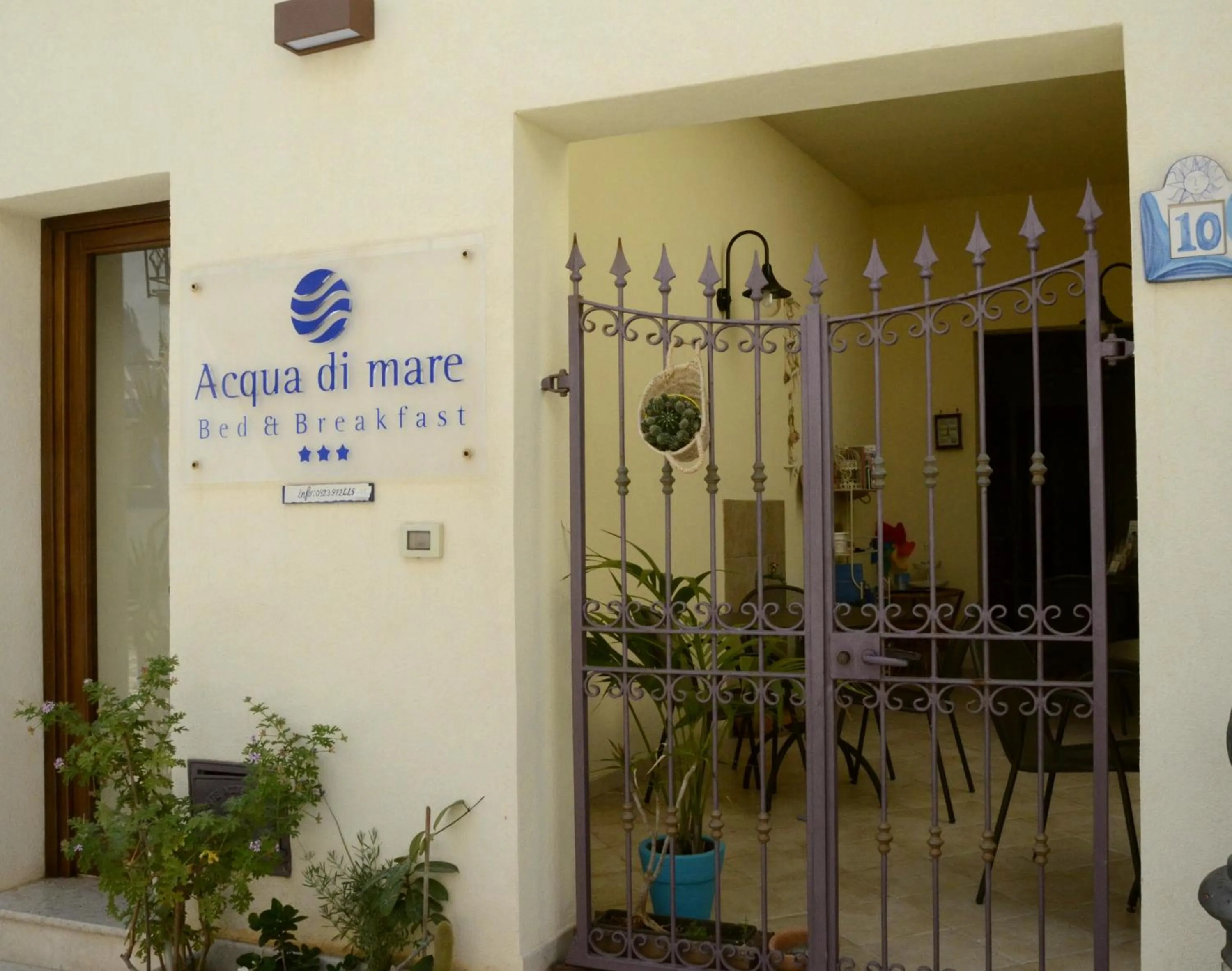 Facade/entrance in Acqua di Mare B&B