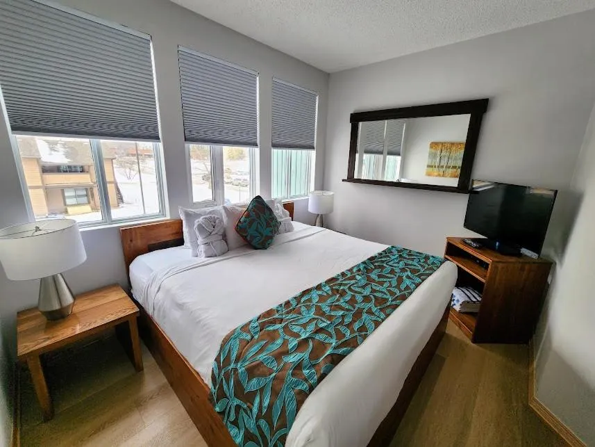 Bedroom, Bed in Sunset Resorts Canmore and Spa