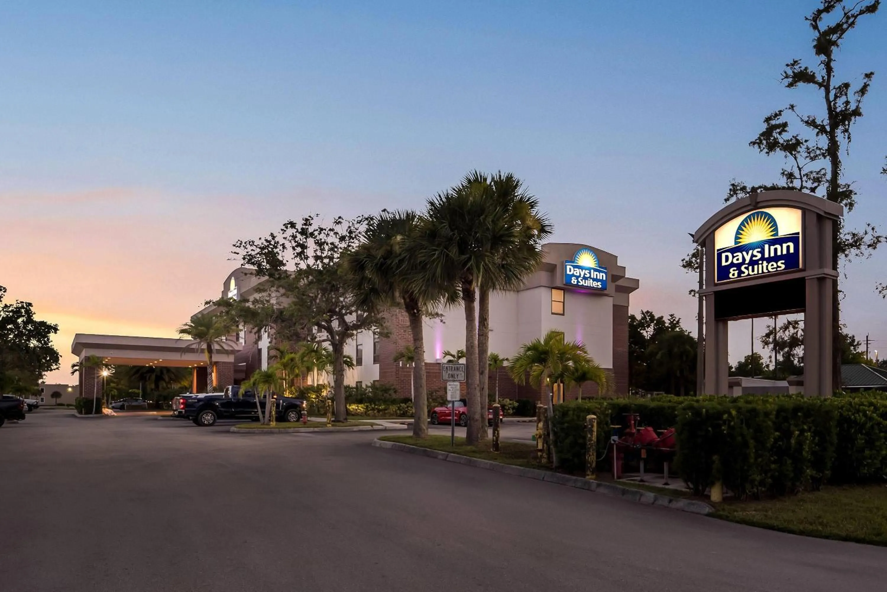Property building in Days Inn & Suites by Wyndham Fort Myers Near JetBlue Park