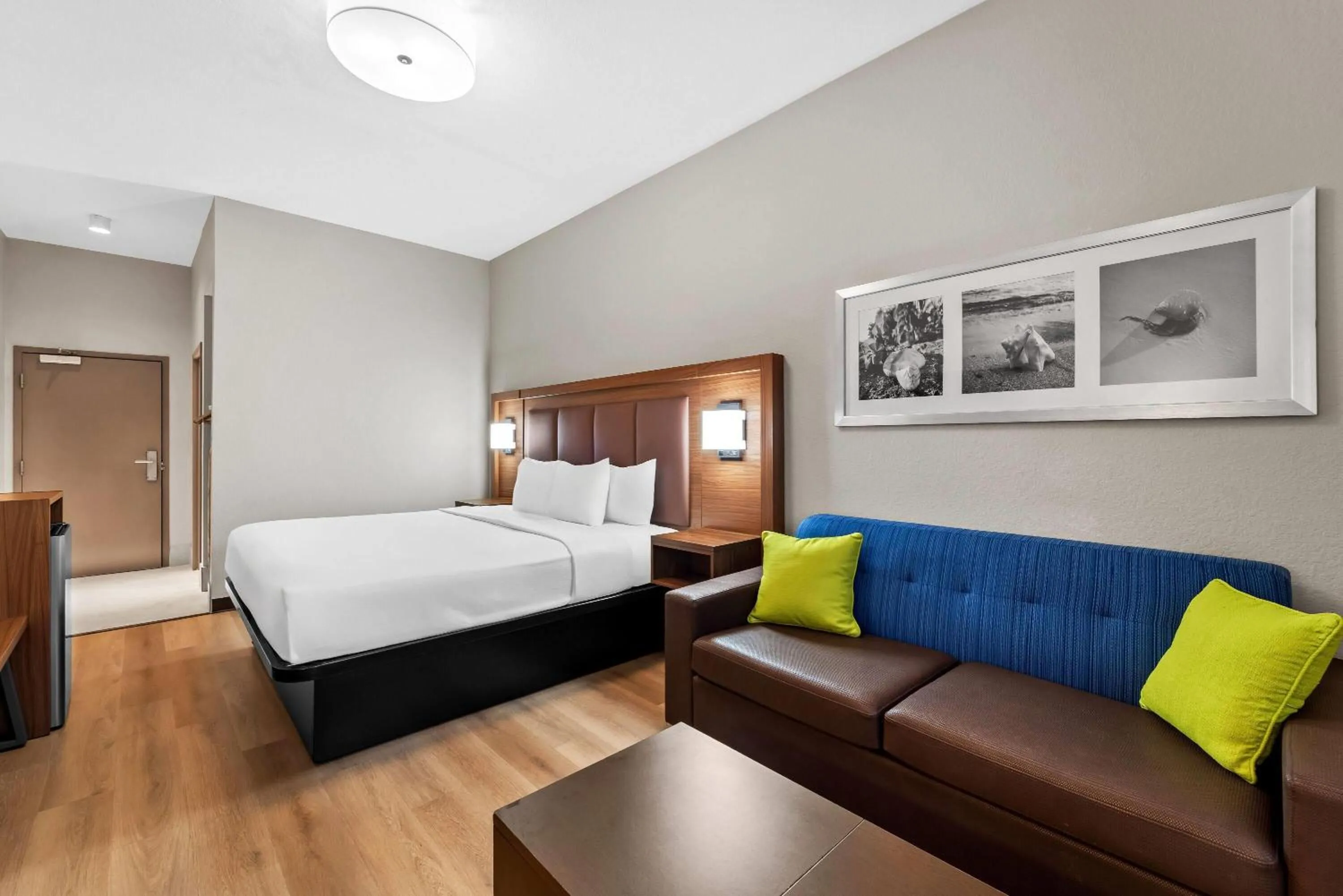 Bed in Days Inn & Suites by Wyndham Fort Myers Near JetBlue Park