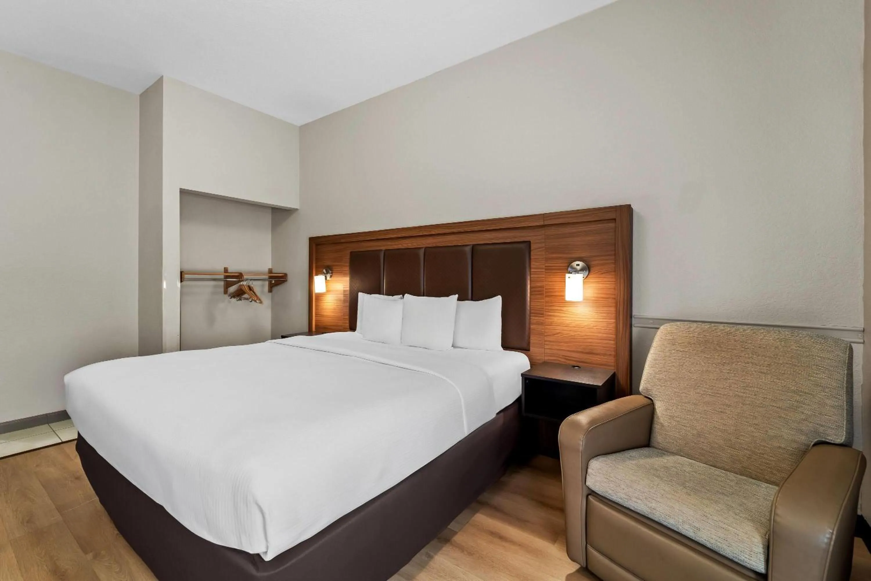 Bed in Days Inn & Suites by Wyndham Fort Myers Near JetBlue Park