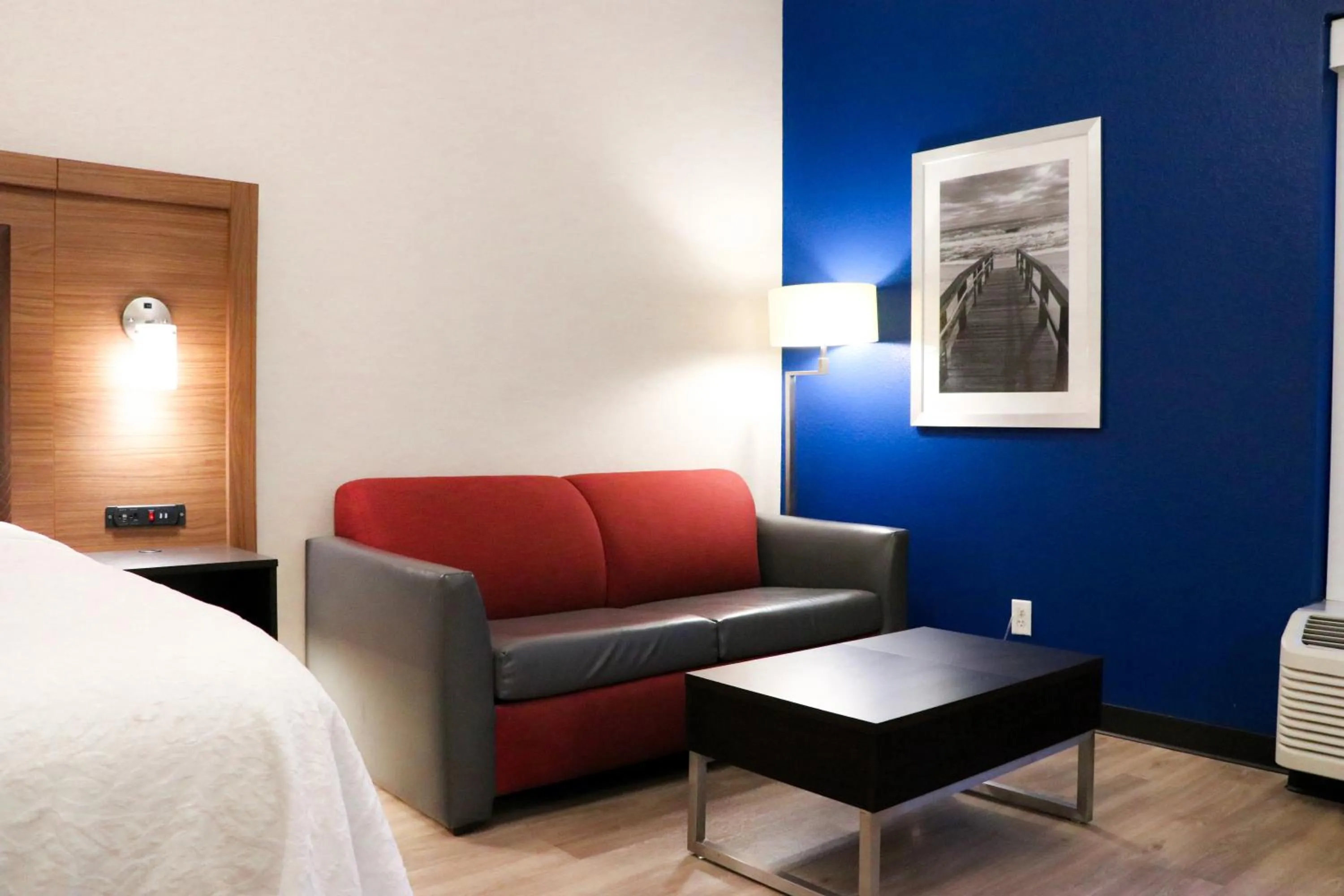 Seating area, Bed in Days Inn & Suites by Wyndham Fort Myers Near JetBlue Park