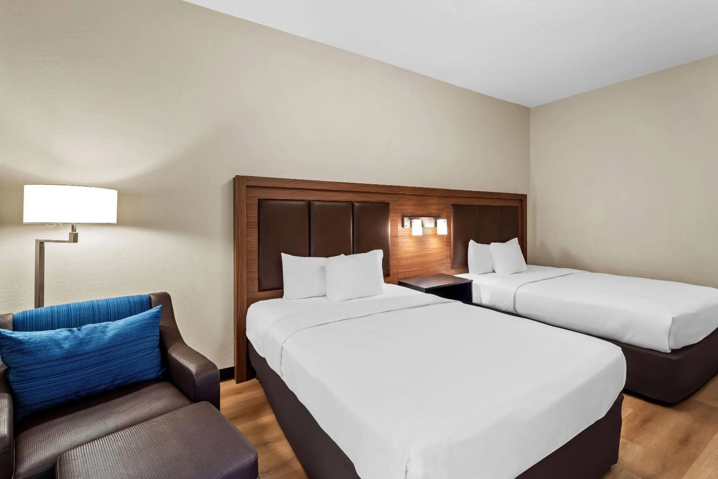 Bed in Days Inn & Suites by Wyndham Fort Myers Near JetBlue Park