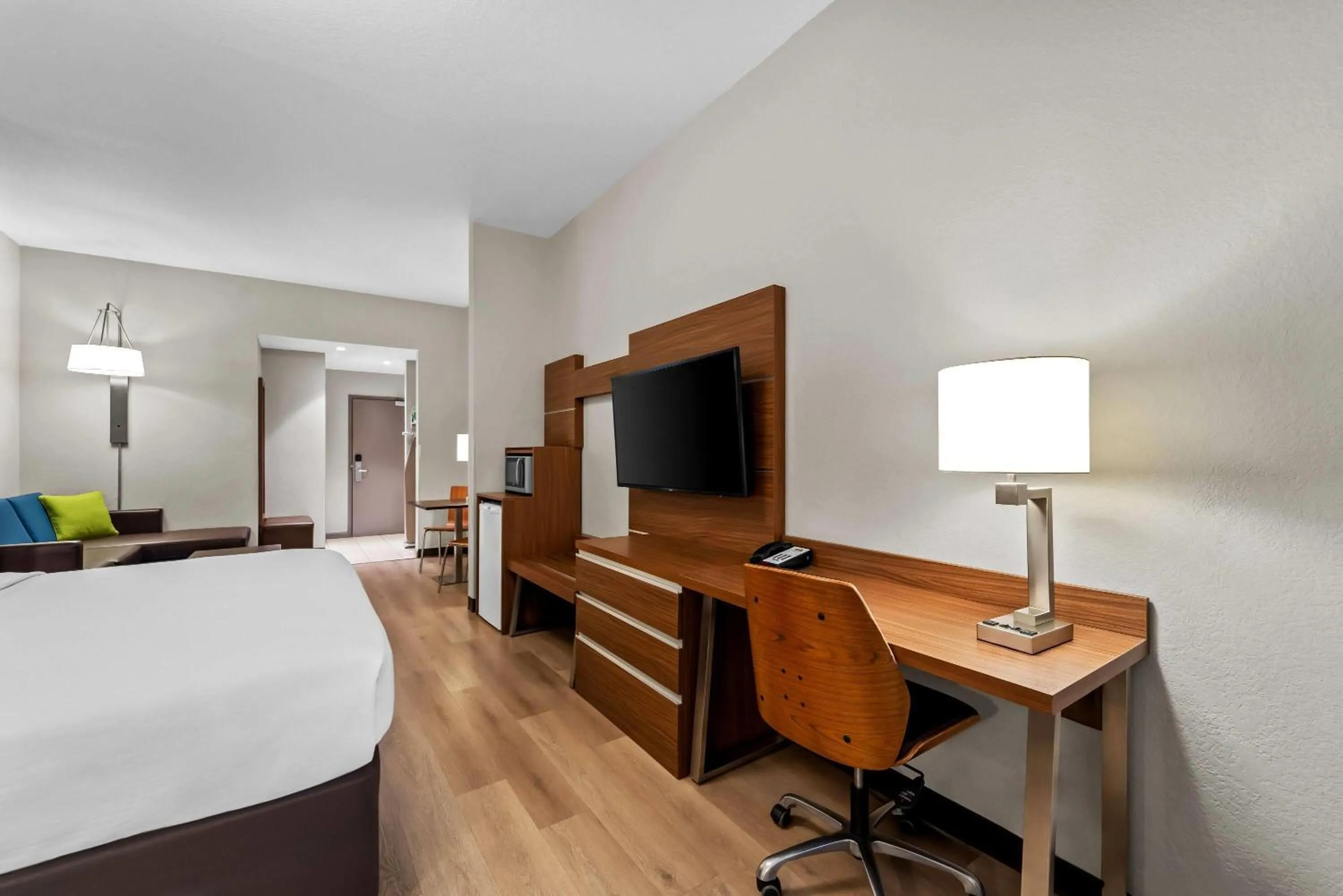 Bed in Days Inn & Suites by Wyndham Fort Myers Near JetBlue Park