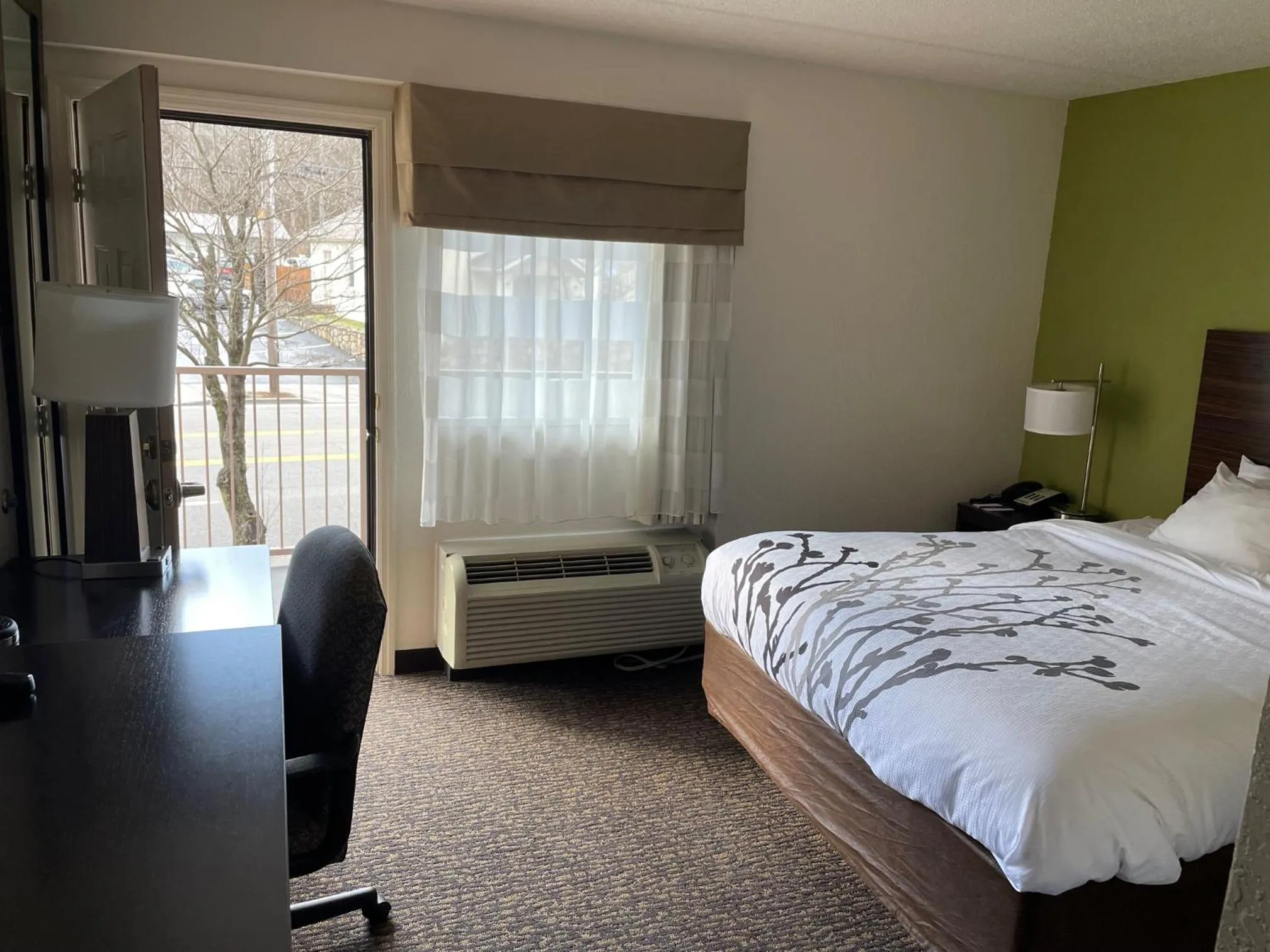 Balcony/Terrace, Bed in Sleep Inn & Suites near Sports World Blvd